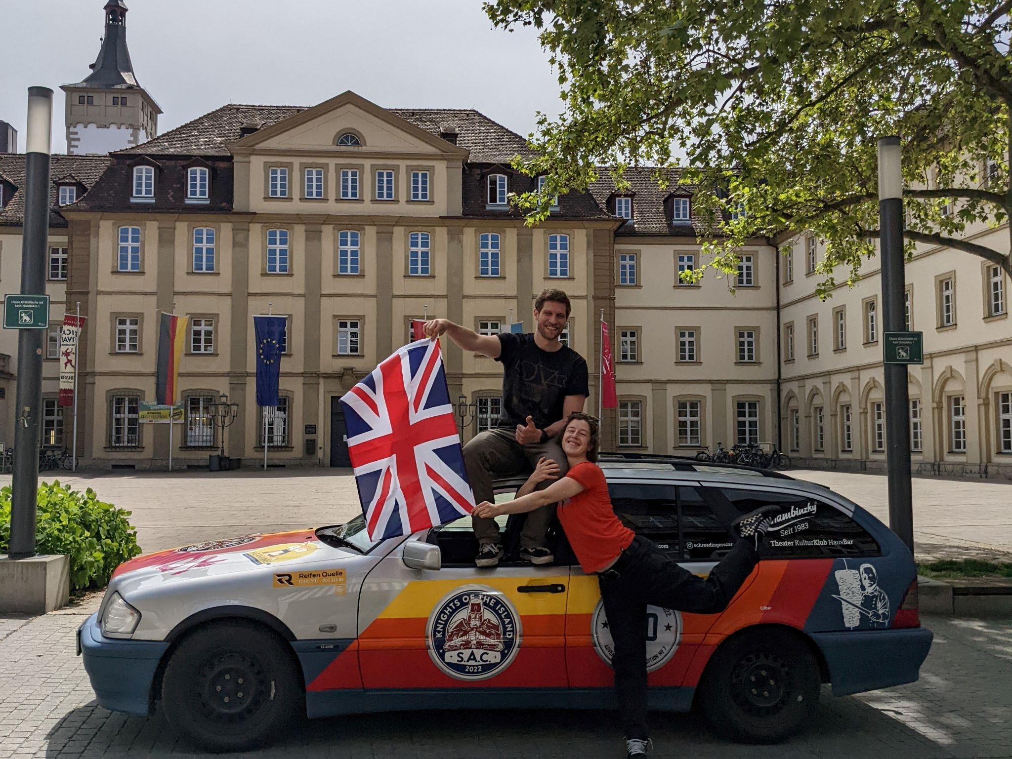 PXL_20220506_113134019 Charlotte und Maximilian mit ihrem Auto vor dem Würzburger Rathaus - bereit für die Rallye. Foto: Charlotte Scherer