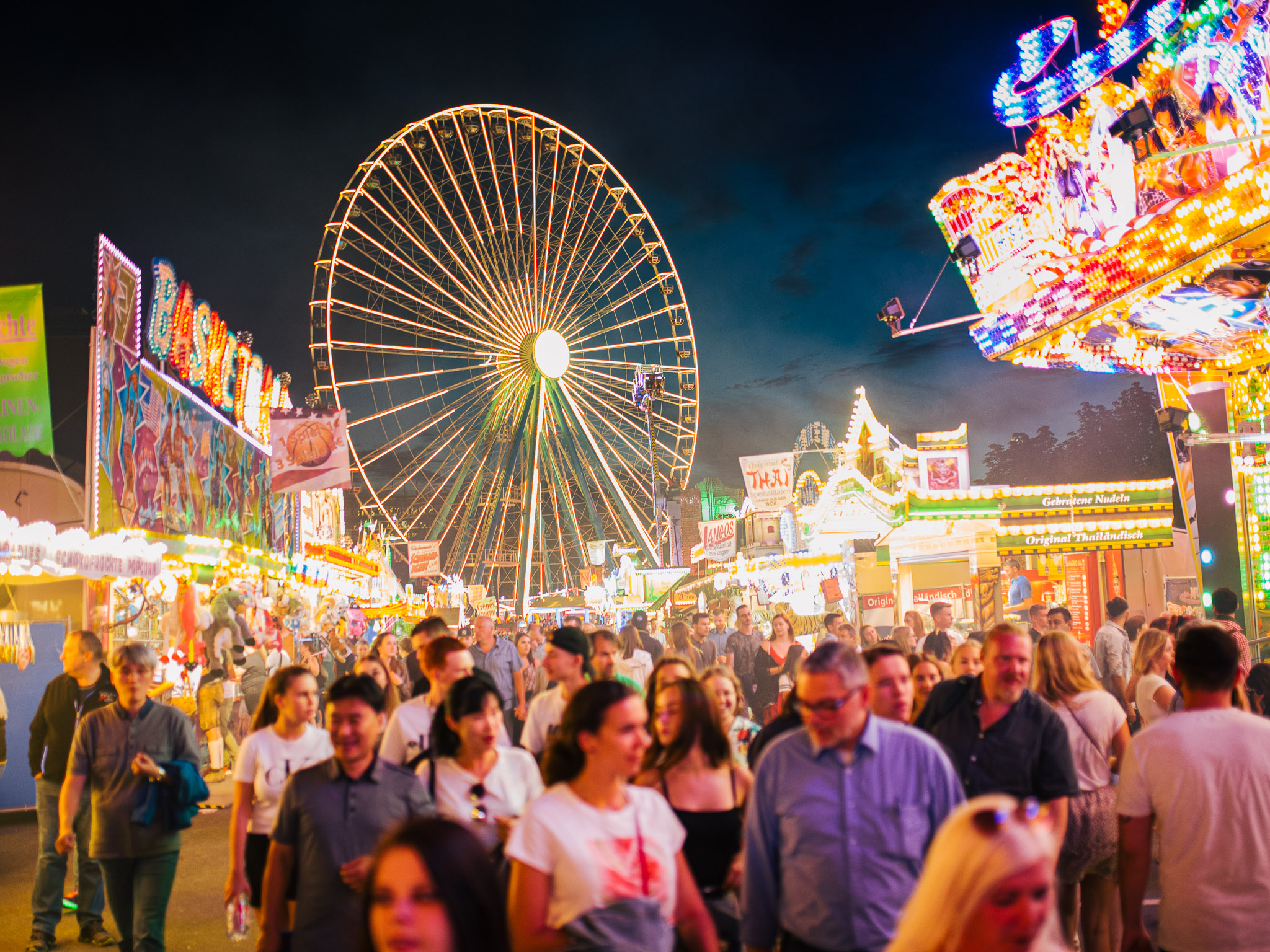 2019 07 06 Kiliani Würzburg Nacht (1 von 11) Endlich wieder Fahrspaß und leckeres Essen: Das Kiliani-Volksfest geht in die nächste Runde. Foto: Pascal Höfig