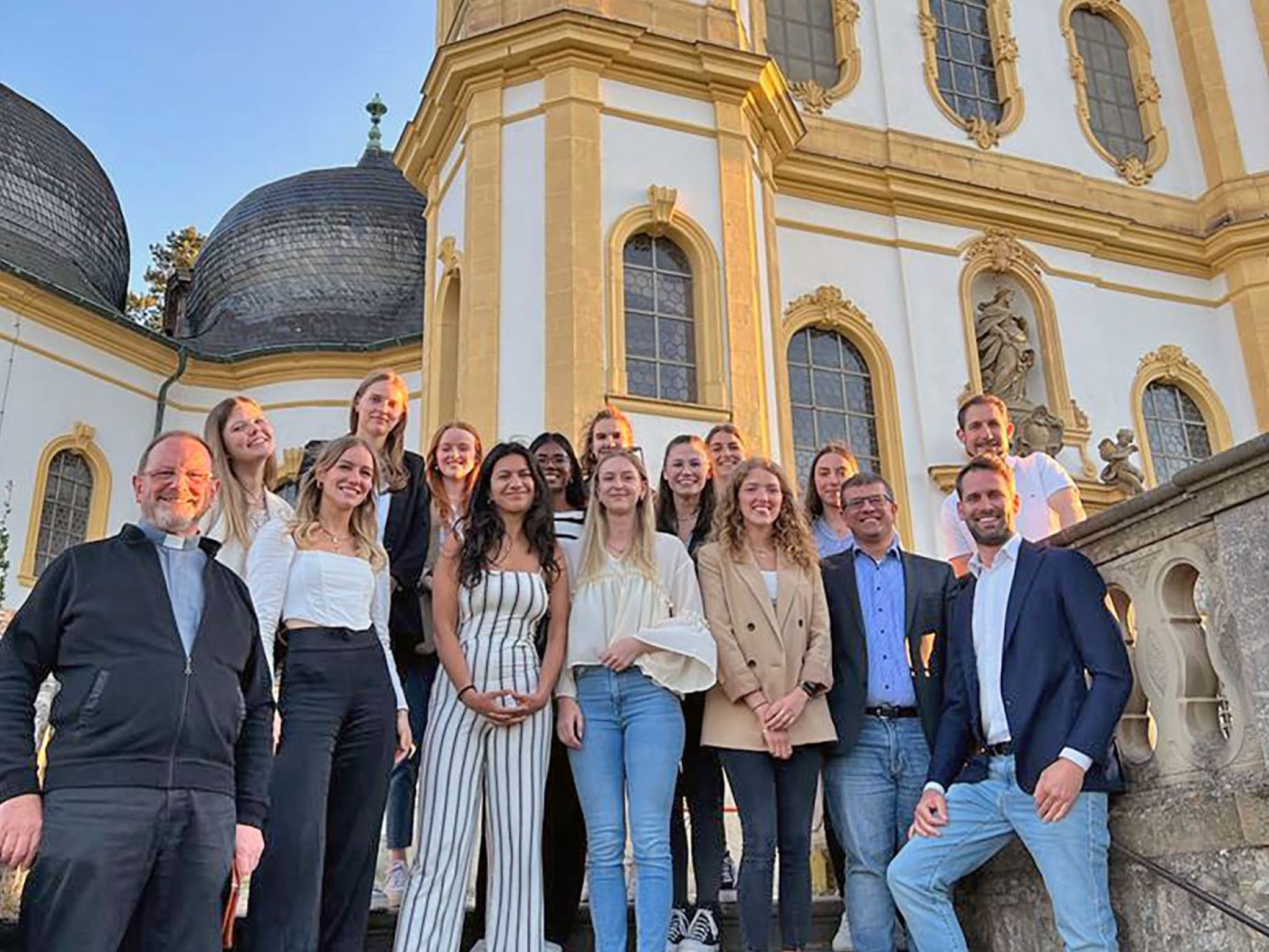 Spendenaktion_Kaeppele Die Studierenden der FHWS haben mit ihrer Aktion „Schutzengel gesucht“ 35.000 Euro für die Sanierung des Würzburger Käppeles sammeln und übergeben können an Pfarrer Josef Treutlein (links im Bild). Betreut wurde das Projekt von den Professoren Dr. Markus Besenbeck und Dr. Andreas Fuchs, moderiert wurde die Auktion von Radio Gong-Moderator Johannes Keppner (oben rechts). Foto: privat
