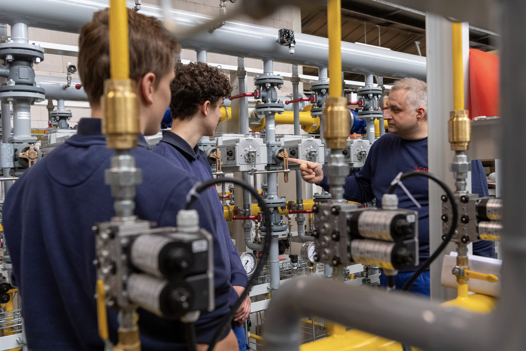 66-_RST5468 Die Glasexperten von SORG in Lohr bilden an Maschinen, allerdings auch in verschiedenen technisch-zeichnerischen und kaufmännischen Berufen aus.