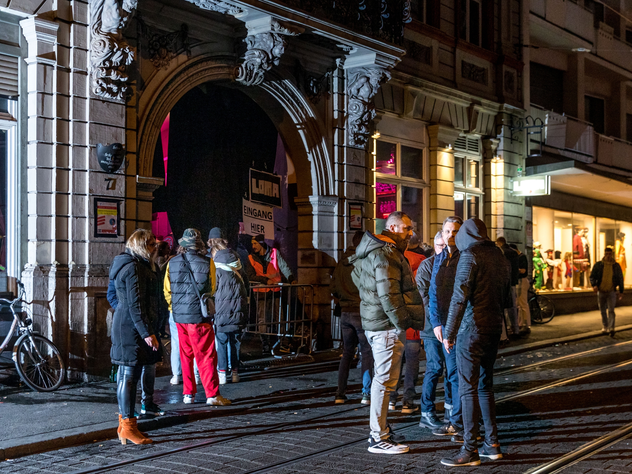 Würzburg feiert wieder Wie können Feiernde und Anwohner in der Würzburger Innenstadt zu einem besseren Miteinander kommen? Nacht-Mediatoren sollen helfen. Foto: Patty Varasano