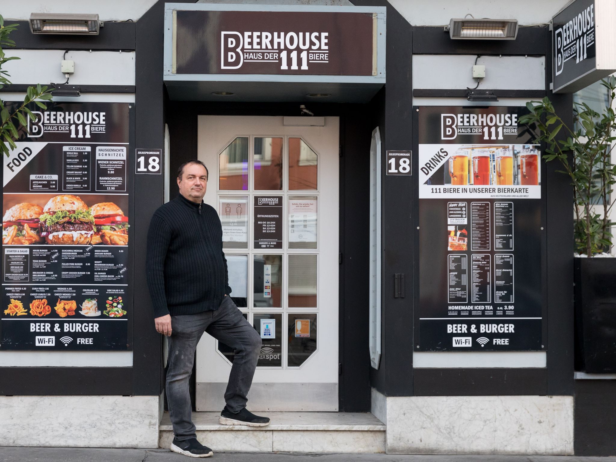 Helmut Hönig, Chef des Beerhouse 111 vor dem Lokal. Foto: Patty Varasano