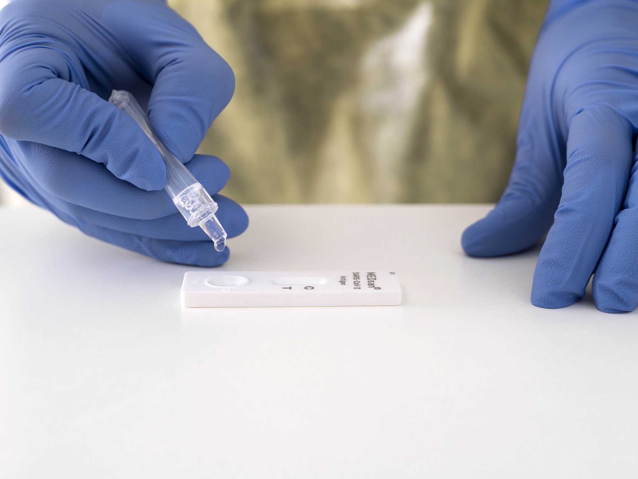 Schnelltest_Tropfen_AngieWolf_UKW In hunderttausenden Haushalten finden die Schnelltests Verwendung. Auf Omikron reagieren sie aber nicht immer zuverlässig, zeigt eine Studie der Universität Würzburg. Foto: Angie Wolf/UKW