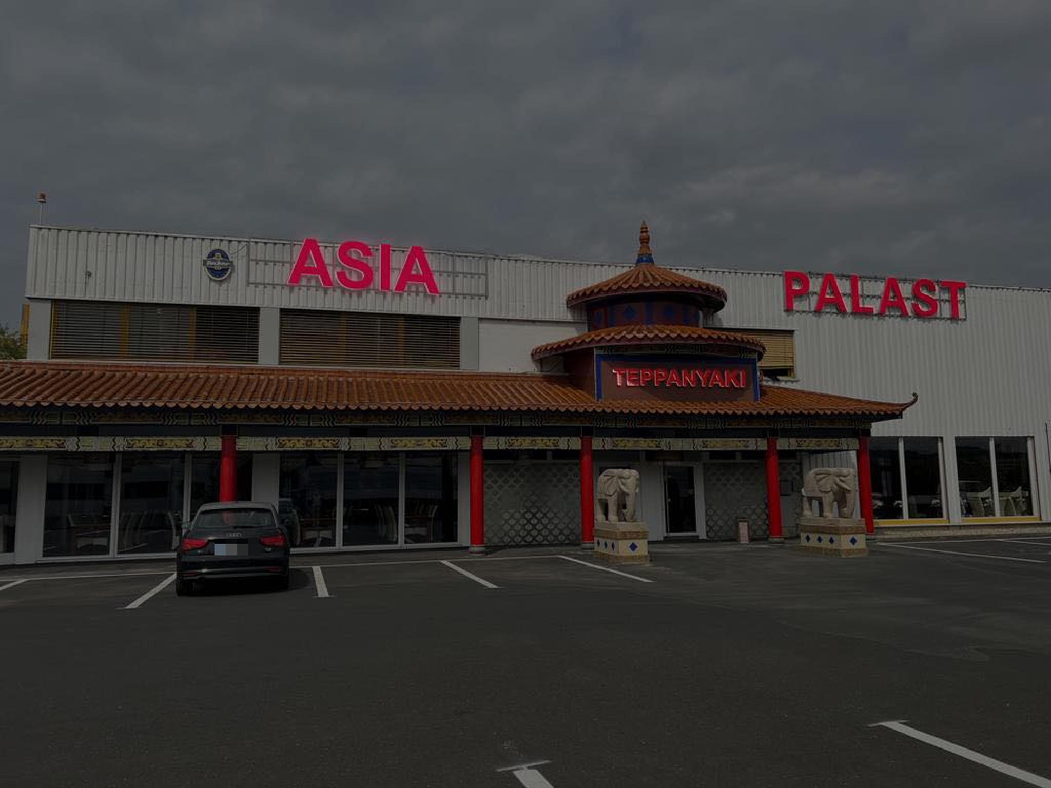 asia palast Statt des Worts "Kaiser" prangt nun der Schriftzug "Asia" vom Restaurant in der Hertzstraße. Foto: Xiuhau Wei / Varol K.