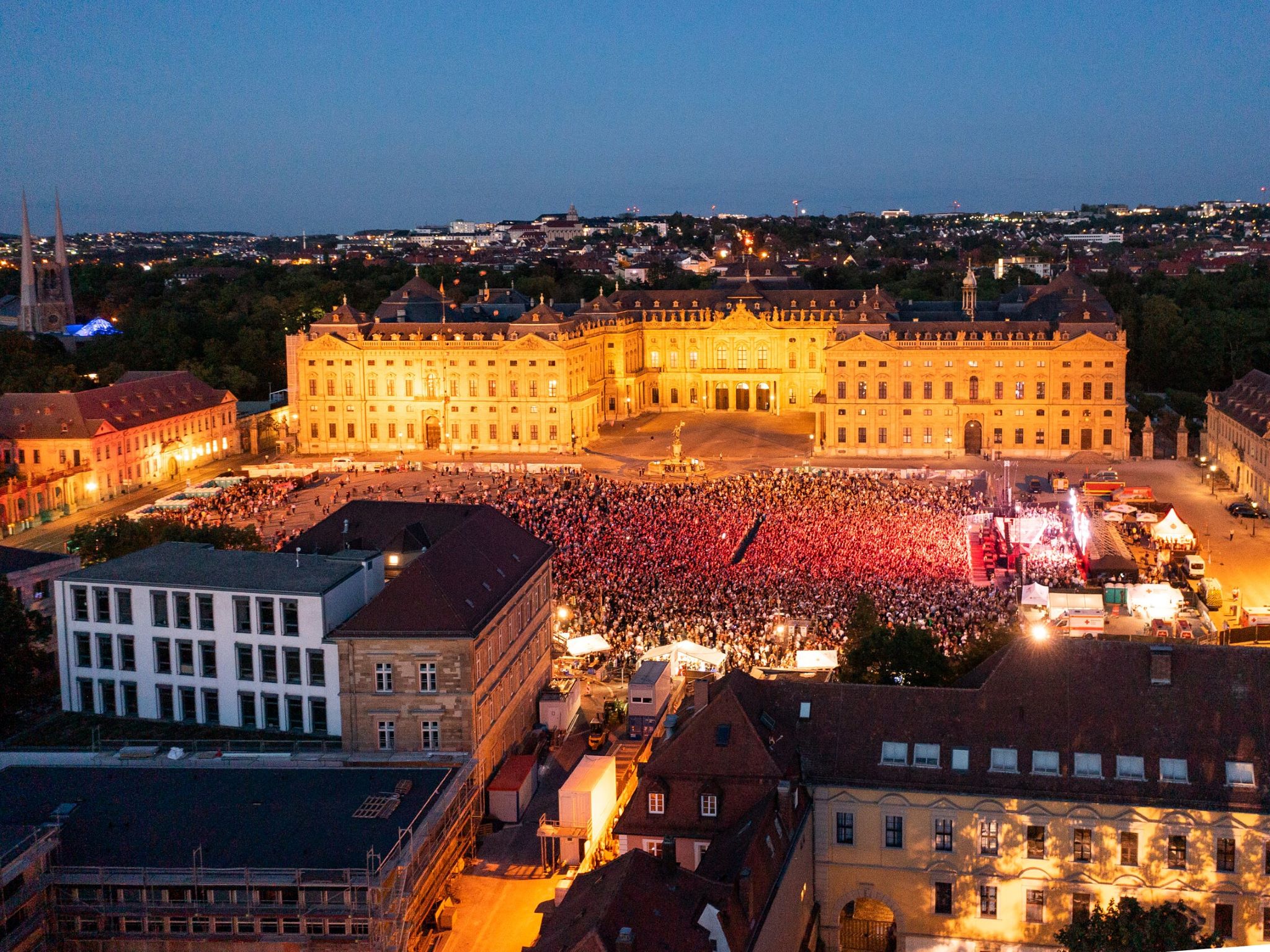 DJ und Techno-Produzent Paul Kalkbrenner begeisterte 10.000 Menschen auf dem Residenzplatz. Foto: Fabian Gebert