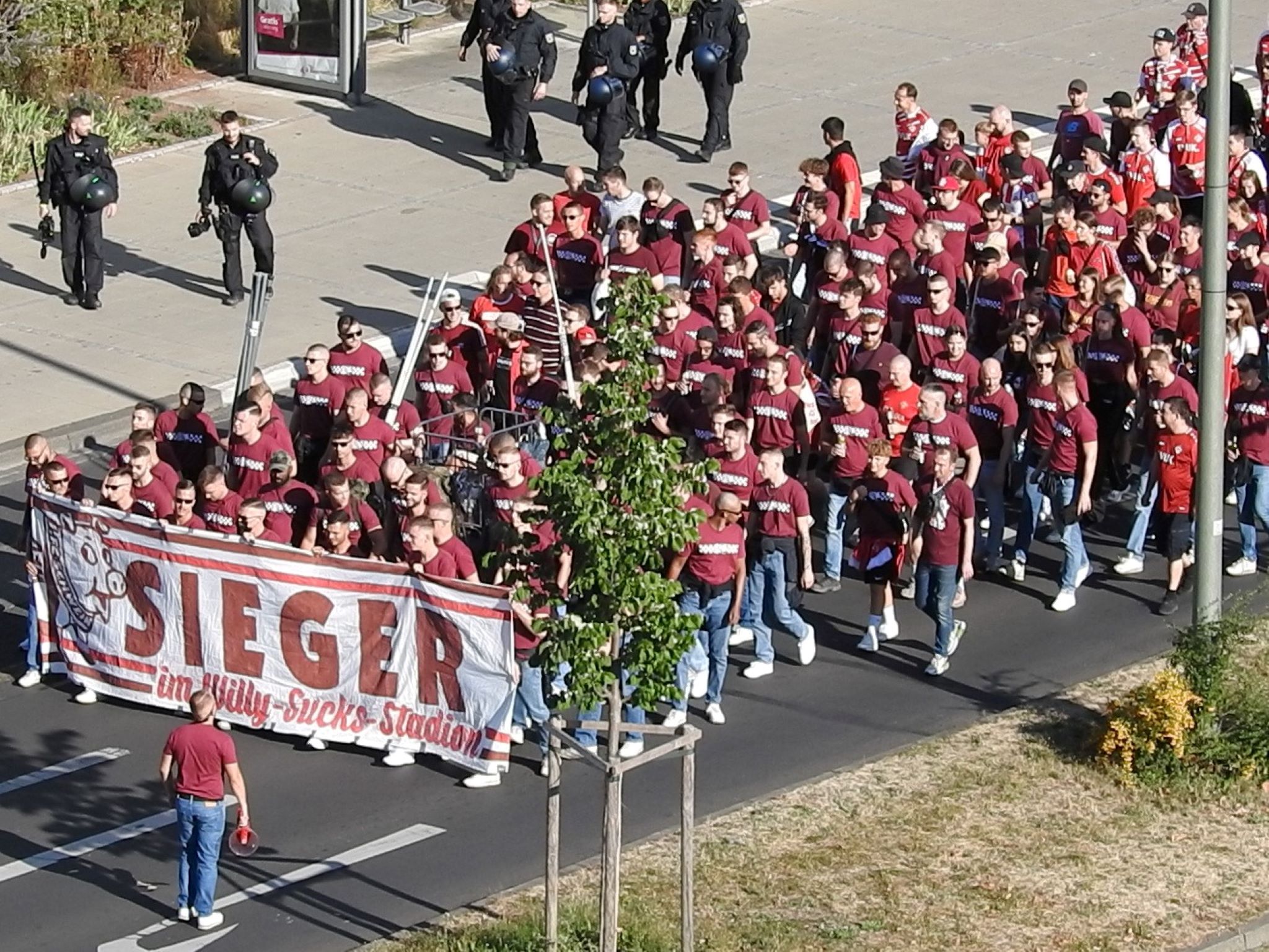 Kickers_FC-Schweinfurt Anhänger des FC Würzburger Kickers auf dem Weg ins Willy-Sachs-Stadion. Foto: Dirk Flieger