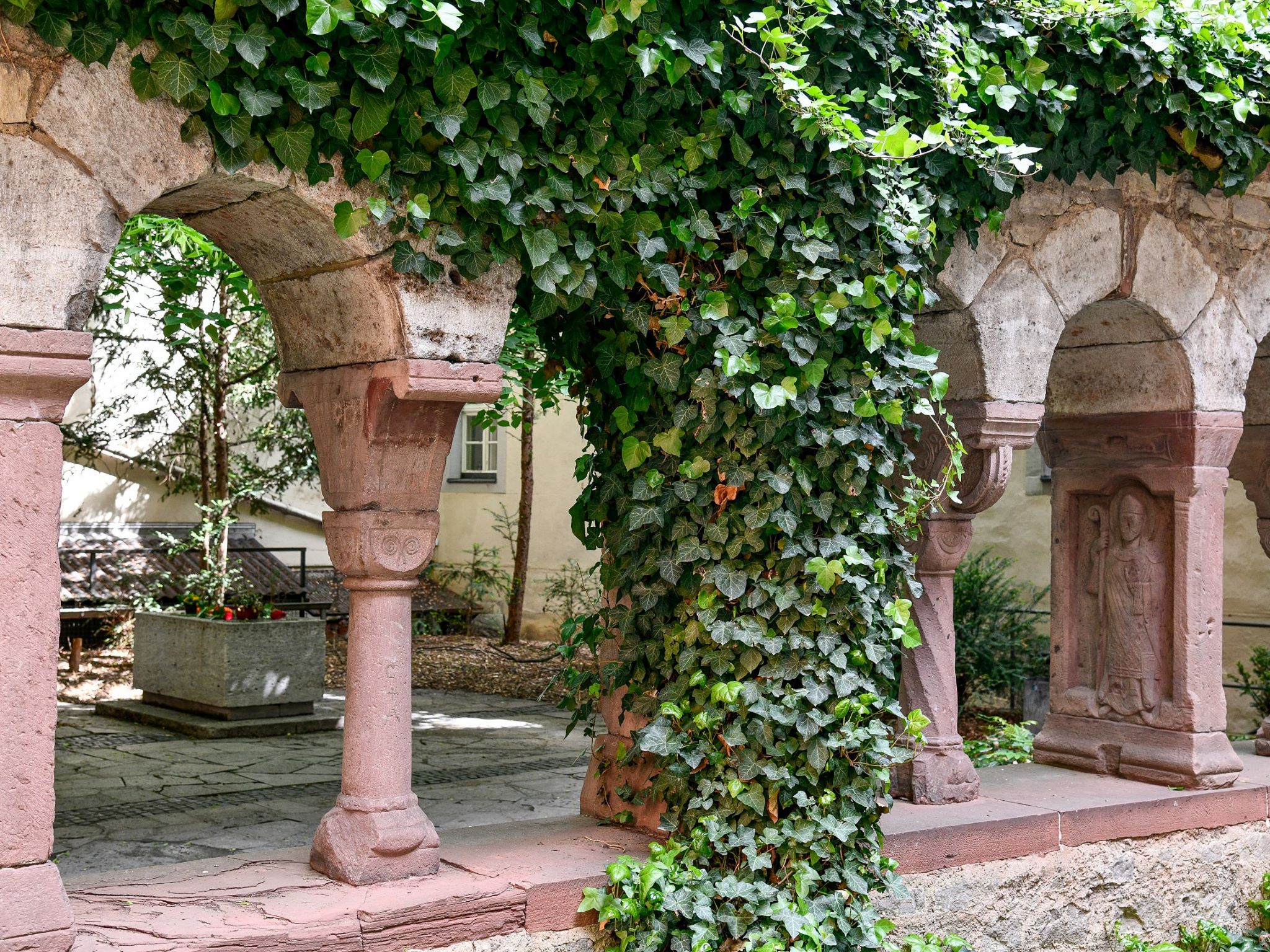 Das mystische Lusamgärtchen in der Würzburger Innenstadt beherbergt angeblich das Grab von Walther von der Vogelweide. Foto: Thomas Obermeier
