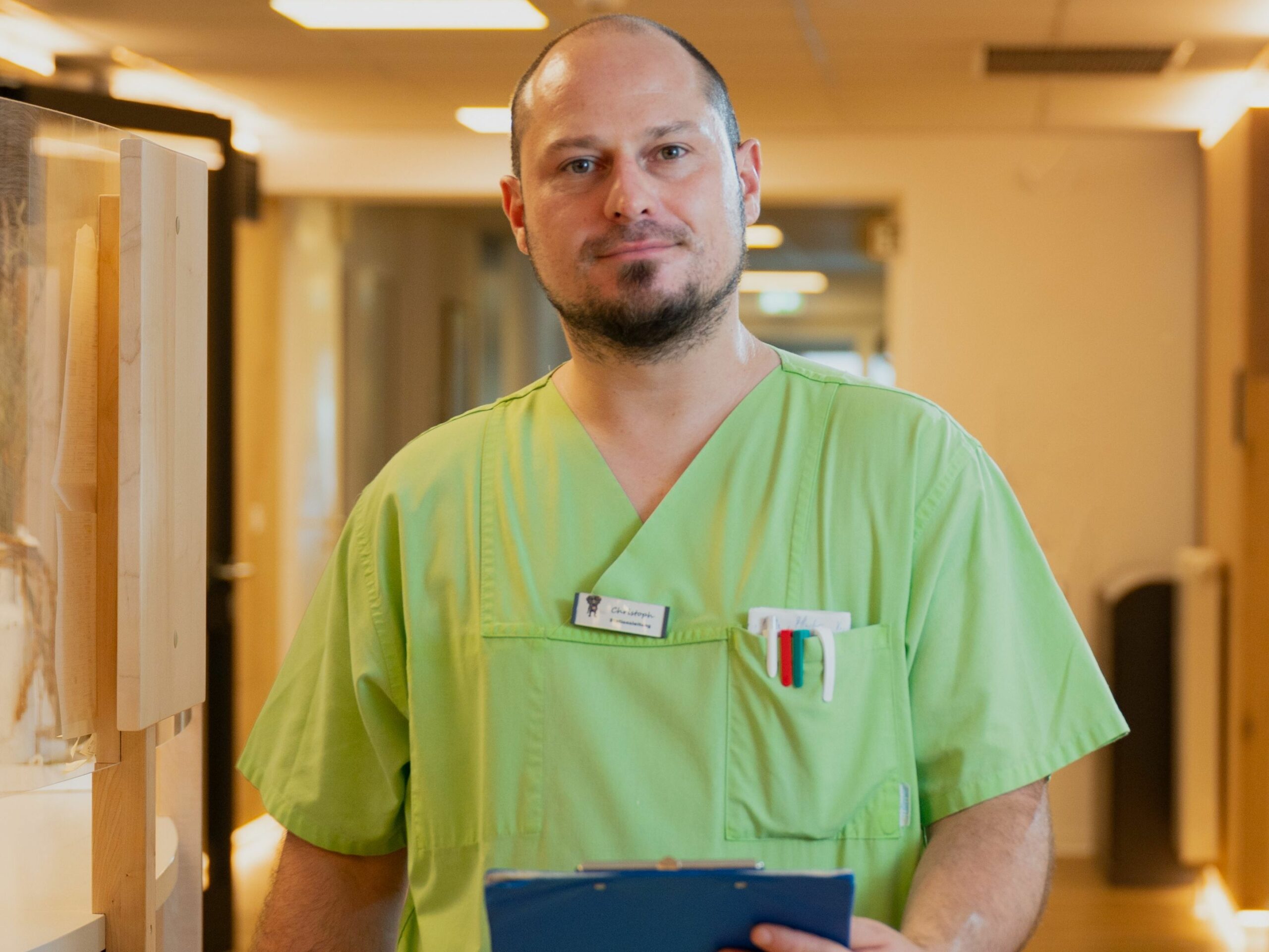 WP_Christoph Dietz_NA Helfen ist seine Leidenschaft: Christopher Dietz ist seit einem Jahr Stationsleiter in der Klinik Bavaria. Foto: Klinik Bavaria