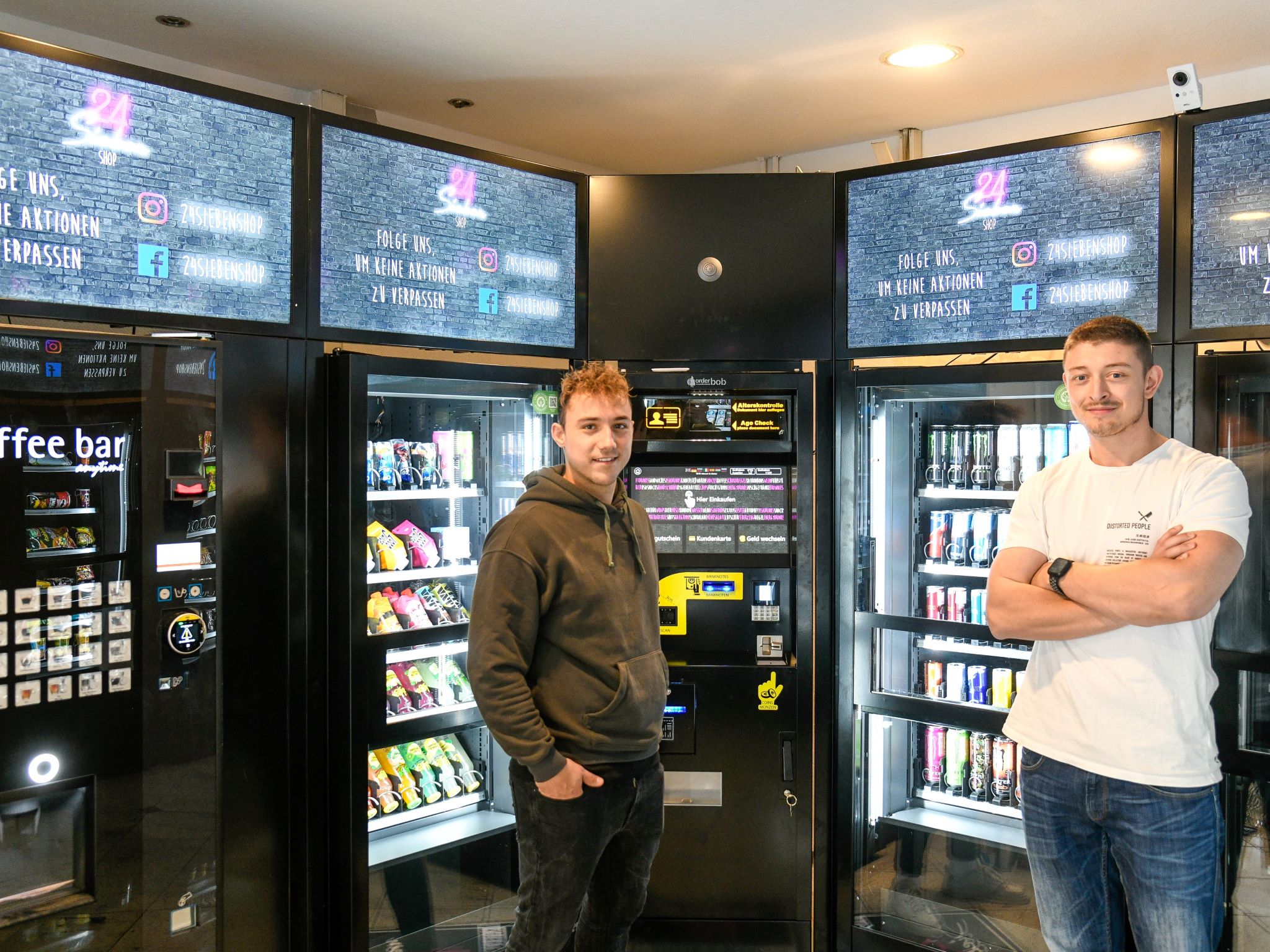 Den ersten 24/7-Shop Würzburgs in der Sanderstraße eröffnete Inhaber Nicolas Gamcarz (rechts) zusammen mit Geschäftspartner Timo Haardörfer. Foto: Thomas Obermeier