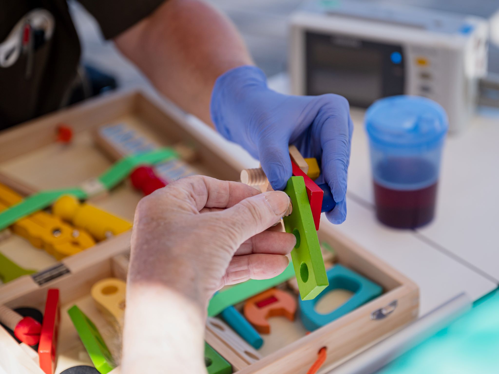 Mit speziellen Übungen kann die Grob- oder Feinmotorik verbessert werden. Foto: Klinik Bavaria