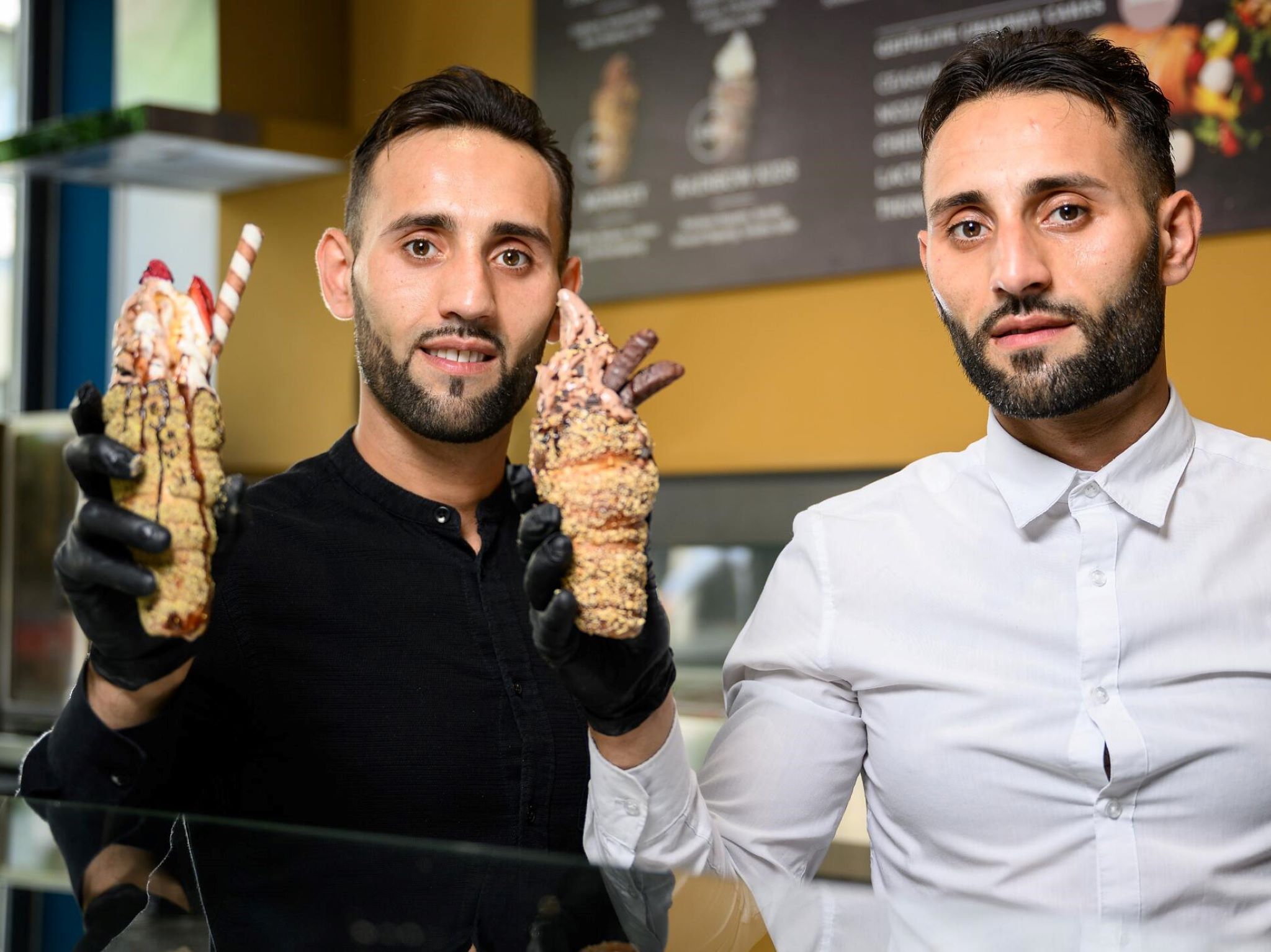Die Zwillinge Mentor und Mergim Bajrami aus Budapest bieten in ihrem Laden "3Bros" in der Spiegelstraße seit Juli sogenannte Baumstriezel an. Foto: Thomas Obermeier