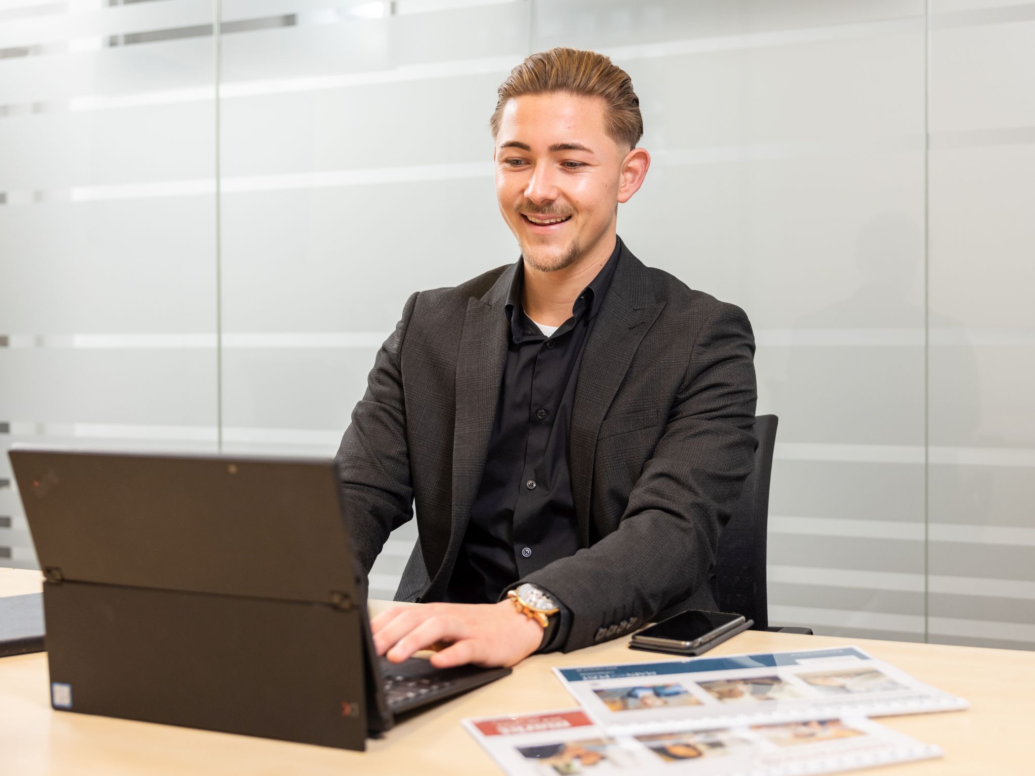 Seit etwa einem Jahr ist der 22-jährige Florian Preisendörfer als Key Account Manager bei der Main-Post tätig. Foto: Christoph Weiß.