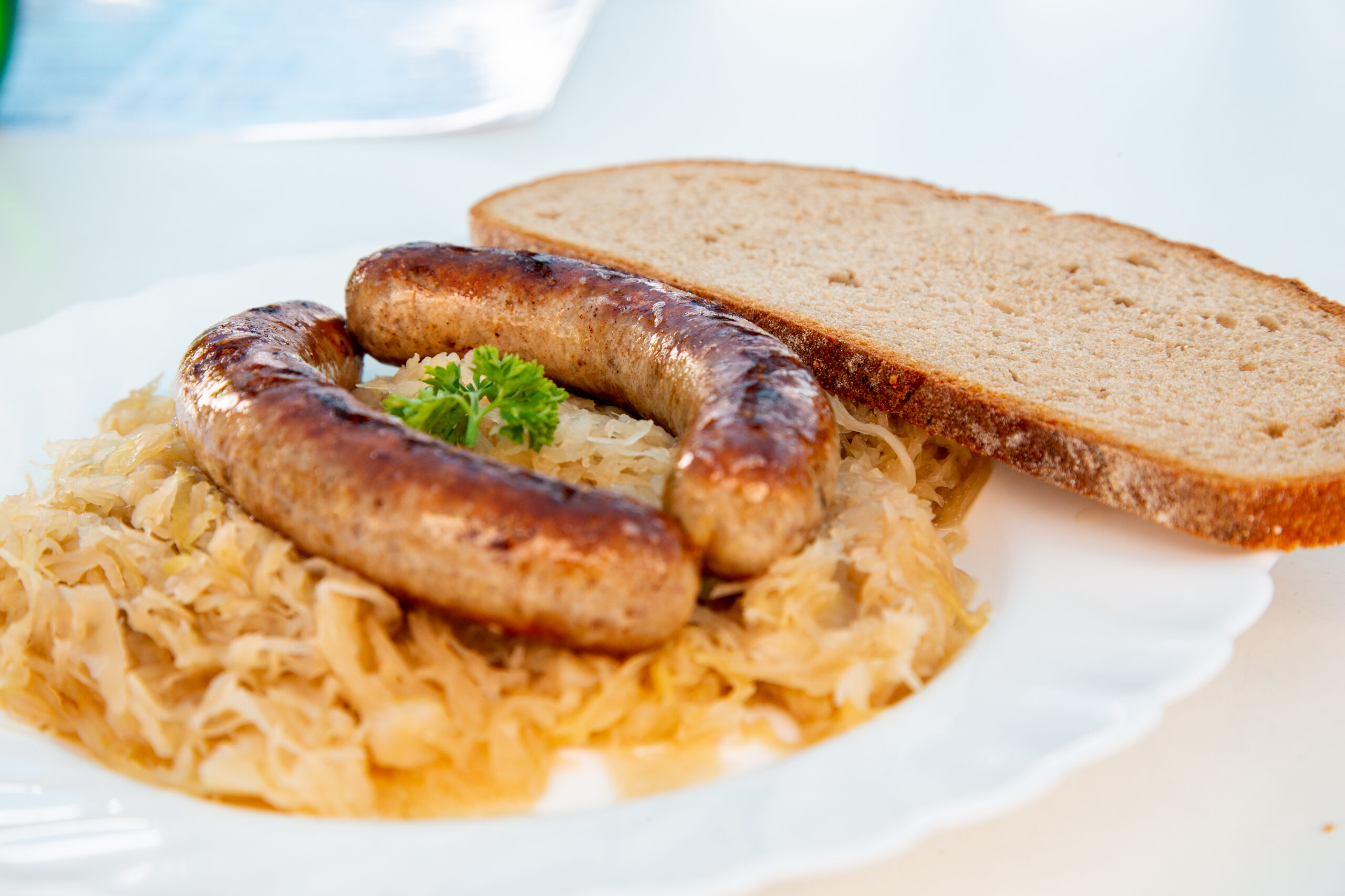 Bratwürste mit Sauerkraut. Foto: Fabian Gebert