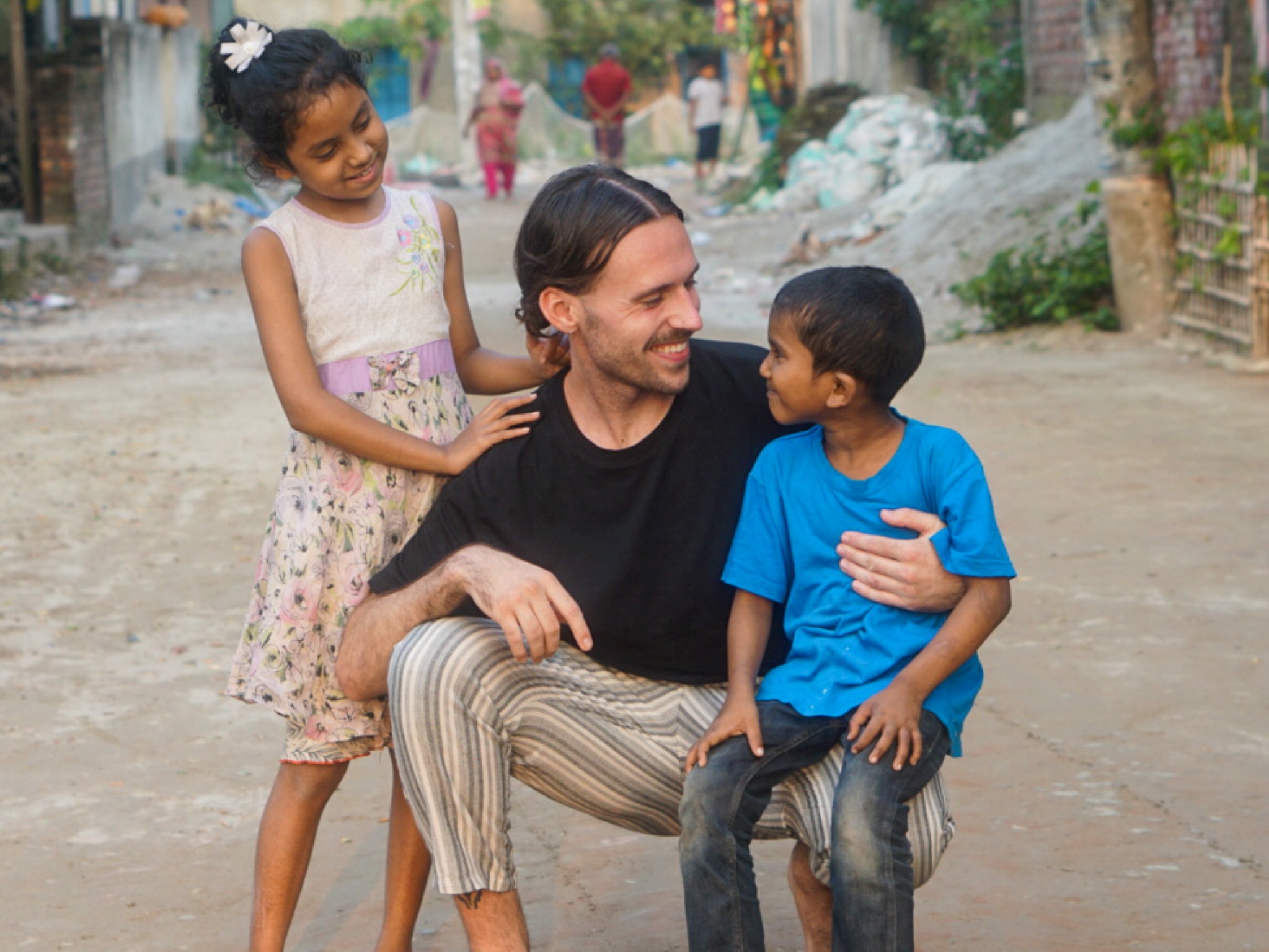 Straßenkinder in Bangladesch2 Praktikant Marcel Gieck aus Schweinfurt mit Straßenkinder aus Dhaka. Foto: Marcel Gieck.