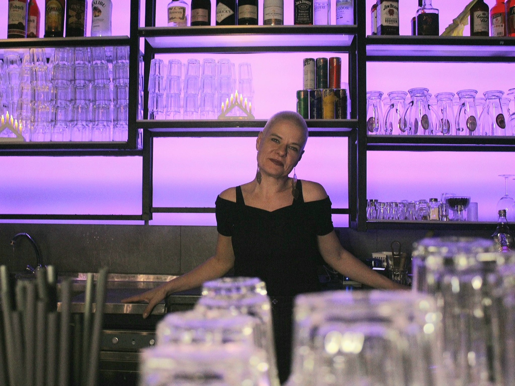 Nadine an der Bar des Zauberbergs (c) Kevin-Zauberberg-ichbinsmiley
