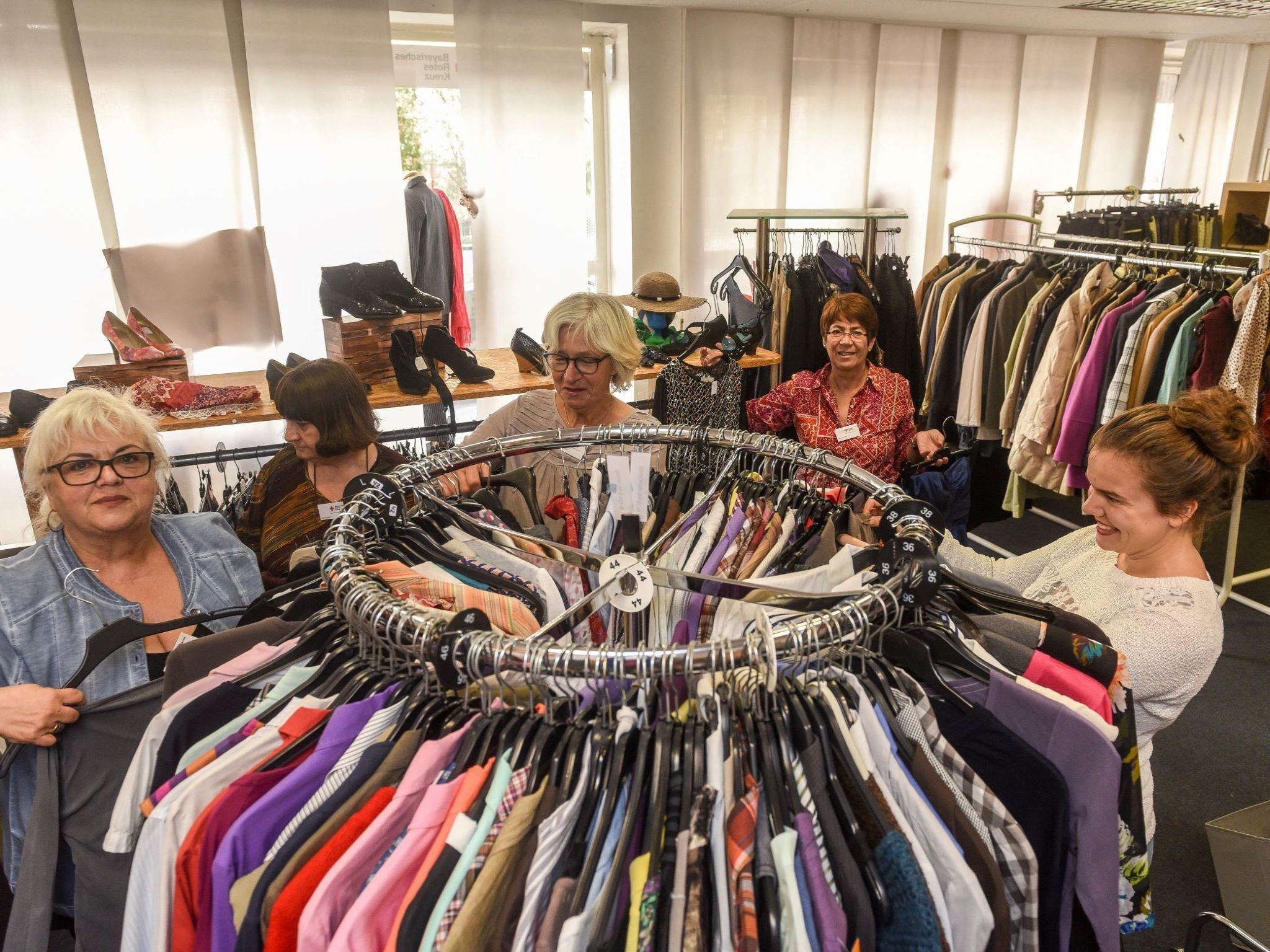 02488226 In Second-Hand Läden wie dem FairKauf in Würzburg kann man ein nachhaltiges Faschingskostüm finden. Foto: Thomas Obermeier