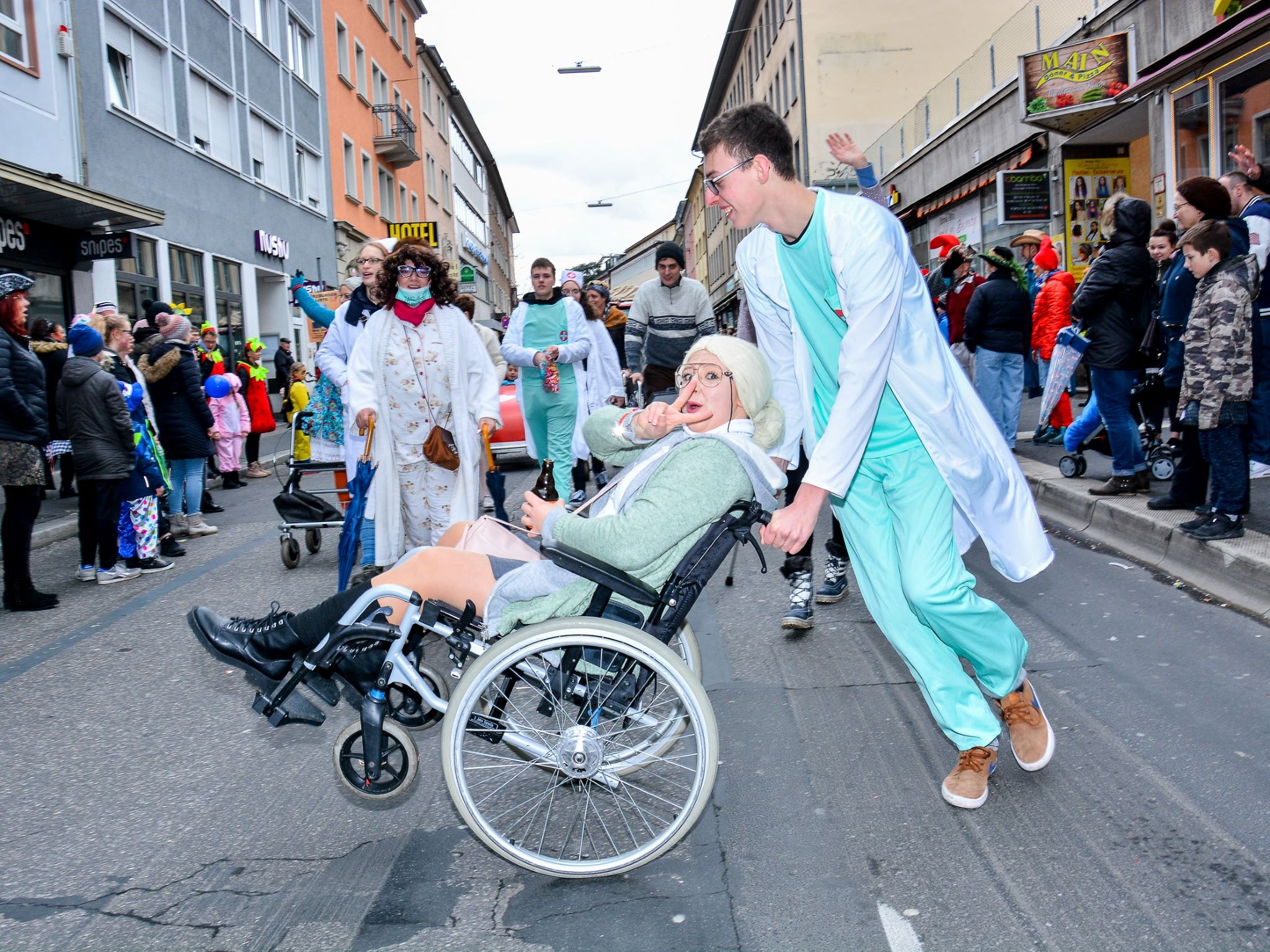 Diese "Oma" hat sogar einen Rollstuhl und Krankenpfleger dabei. Foto: Ulises Ruiz