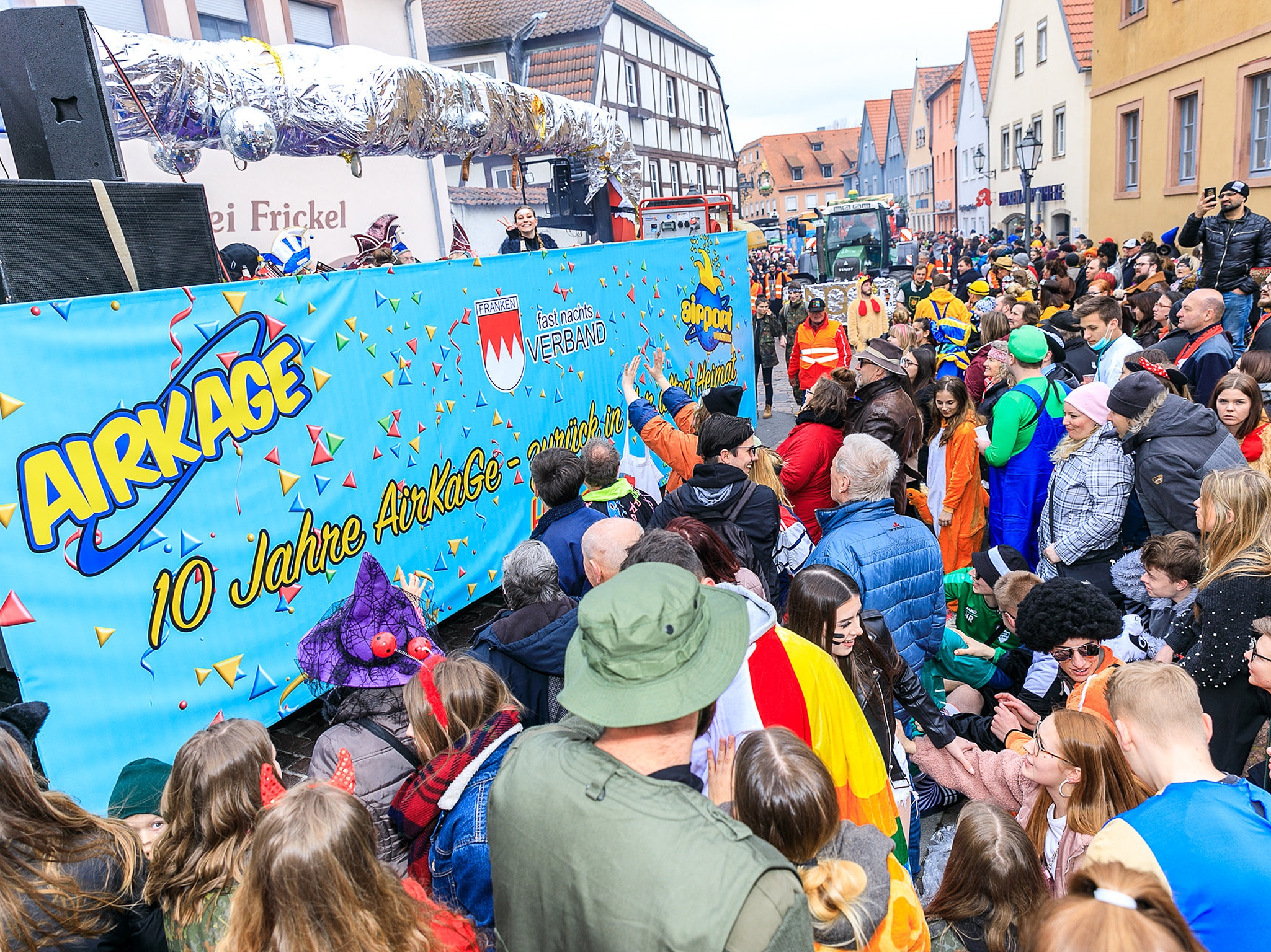 Faschingszug Veitshöchheim 2019 Endlich rollen wieder die Faschingszüge durch Mainfranken wie hier in Veitshöchheim 2019. Foto: Webflasher.