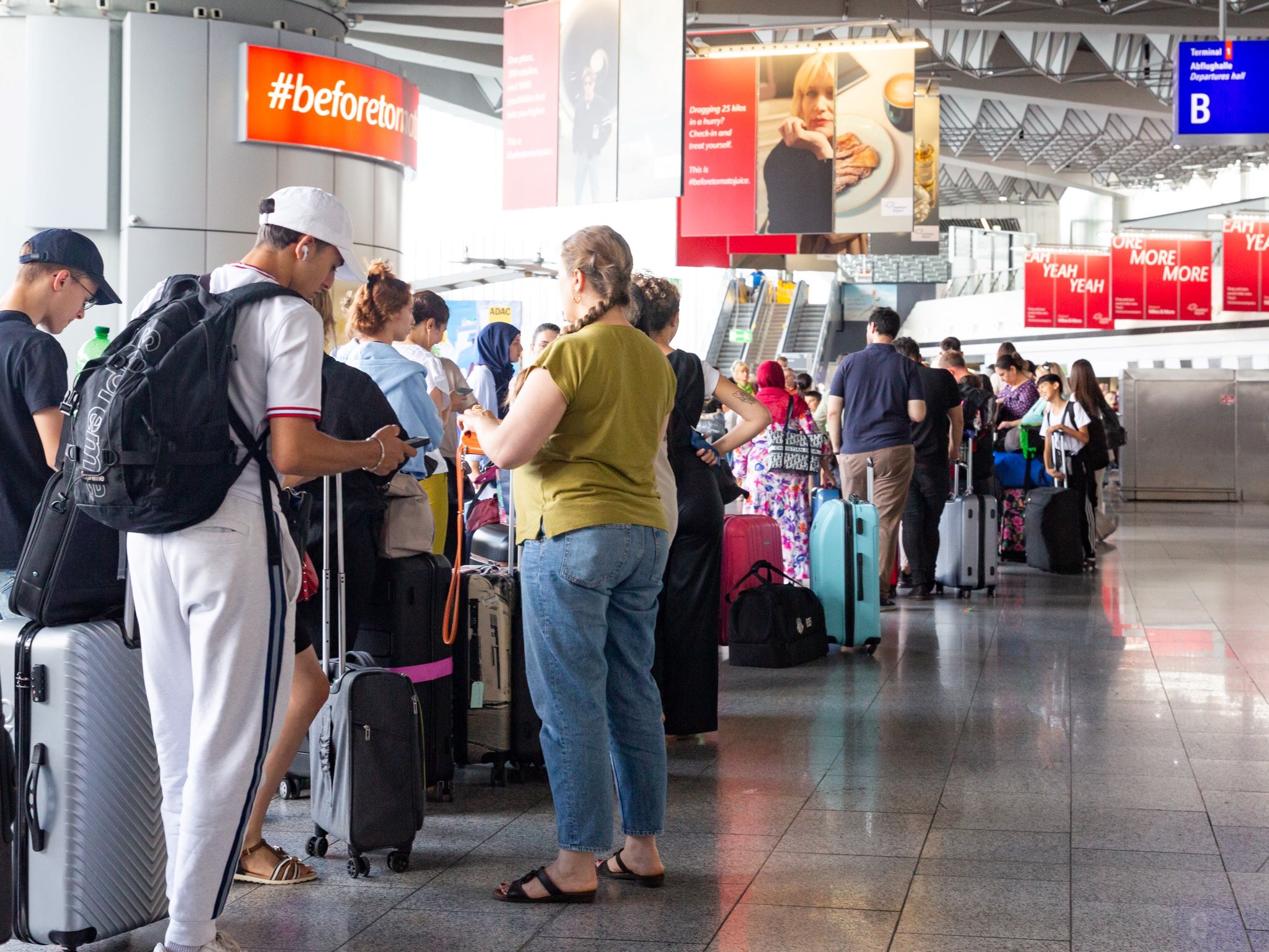 Flughafen_Symbol Der Frankfurter Flughafen war vergangenen Sommer wieder gut besucht. Das kann dieses Jahr wieder passieren: Die Reisebüros in Würzburg können sich vor Buchungsanfragen kaum retten. Foto: Fabian Gebert
