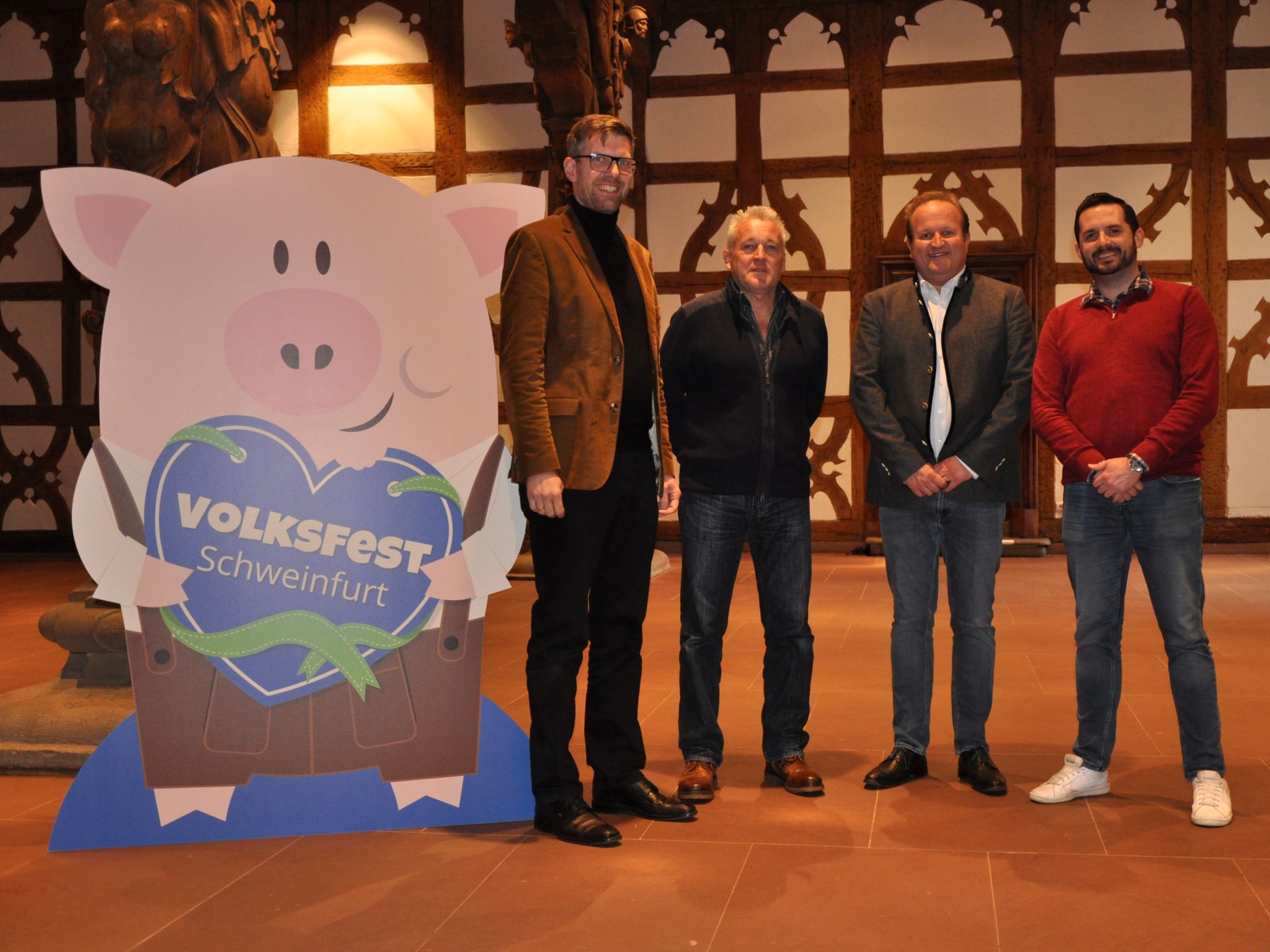 NeuerFestwirt_SW-Volksfest Volksfestreferent Jan von Lackum, Joachim Papert, Christian Papert und Volksfestorganisator Manuel Nastvogel (von links). Foto: Stadt Schweinfurt, Kristina Dietz