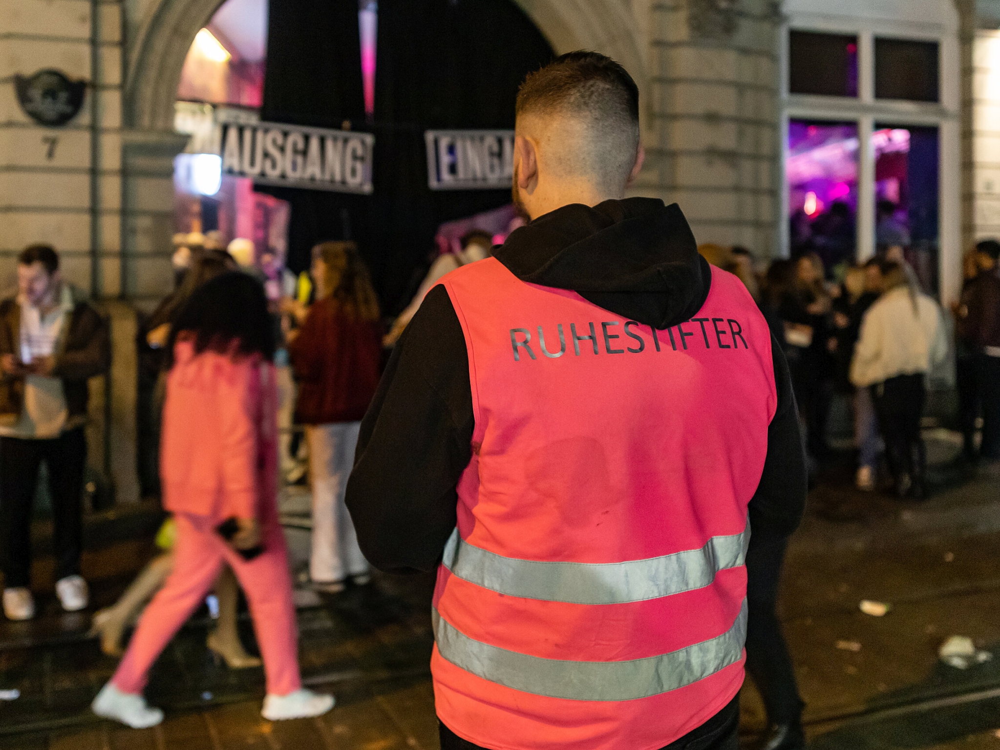 Ruhestifter Sanderstraße 2 Ruhestifter vor dem Club Kurt & Komisch in der Sanderstraße. Foto: Silvia Gralla.