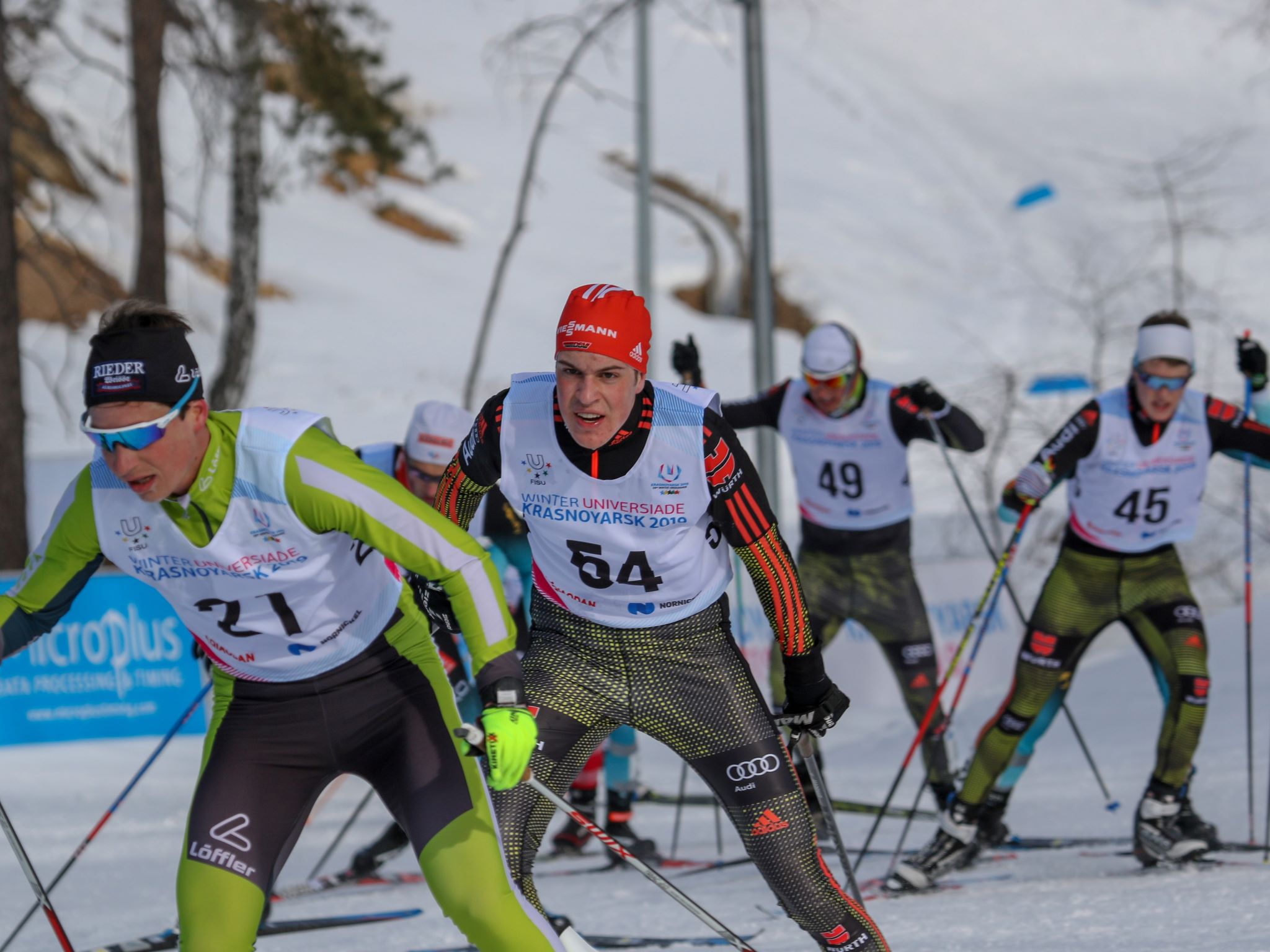 Wintergames_UniWue Jakob Lauerer (Mitte) beim 30-Kilometer-Rennen 2019 in Krasnojarsk. Foto: Martin Siegmund