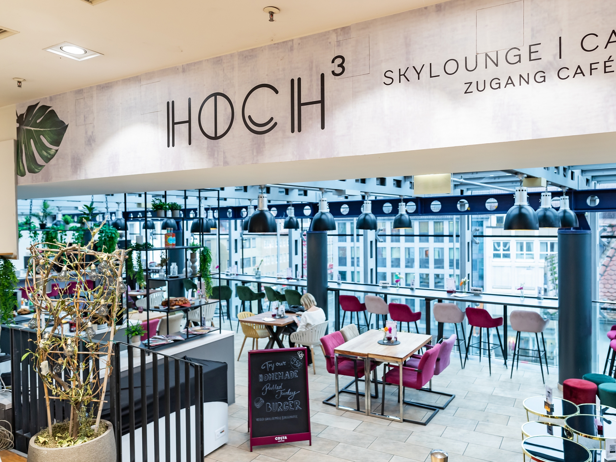 Innenbereich der Hoch3 Skylounge im Wöhrl. Foto: Silvia Gralla