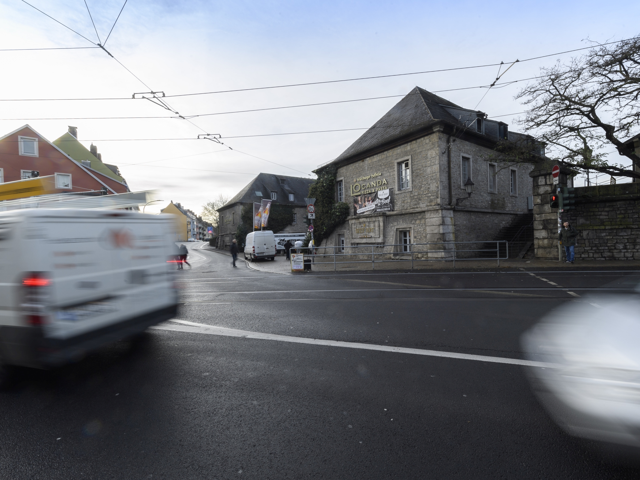 Blick auf das Restaurant L'Ocanda am Alten Kranen in Würzburg. Foto: Daniel Peter