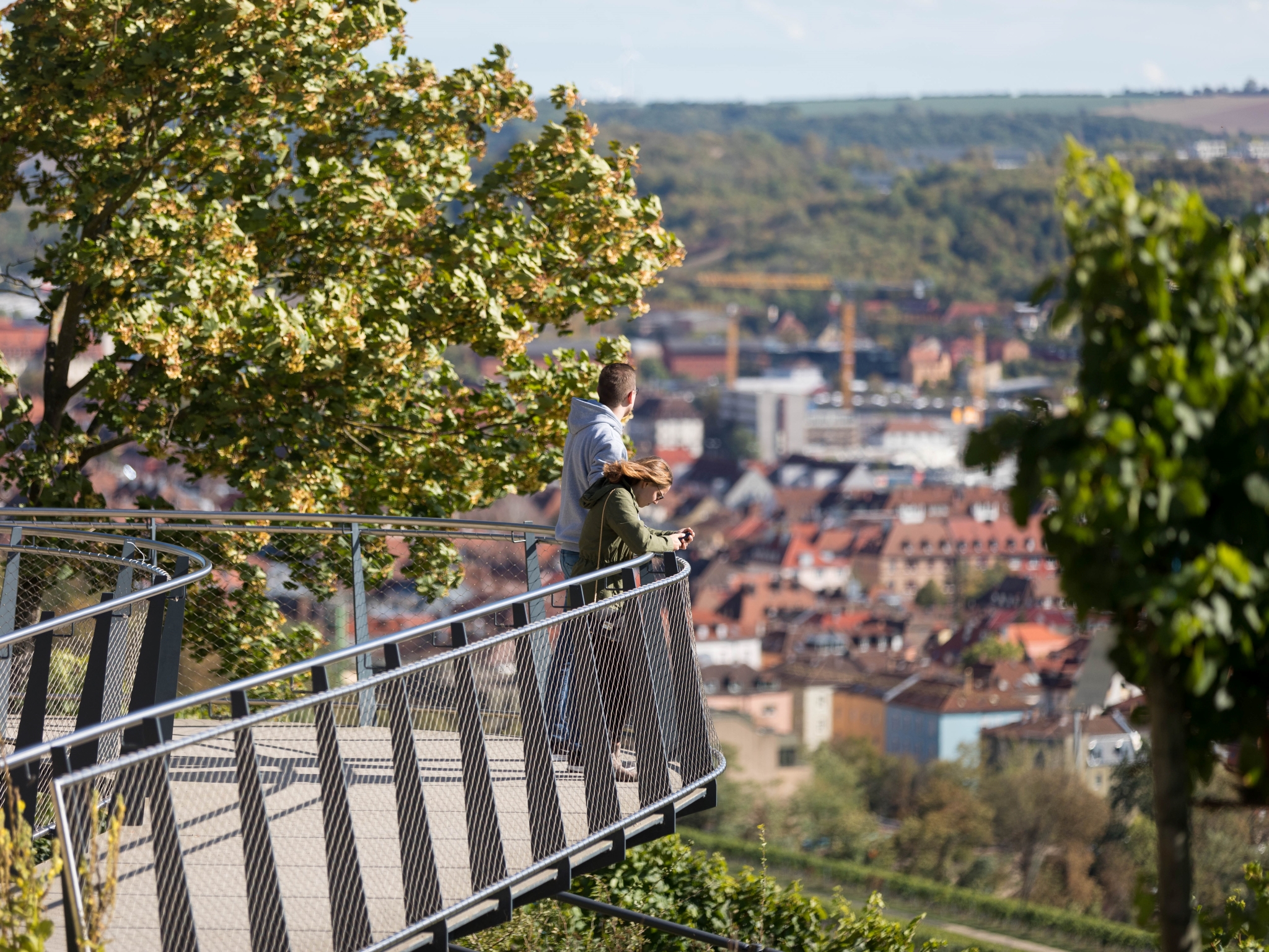 Der Literaturbalkon bietet den Gästen einen wunderschönen Ausblick über die Stadt und ins Maintal. Foto: Patty Varasano
