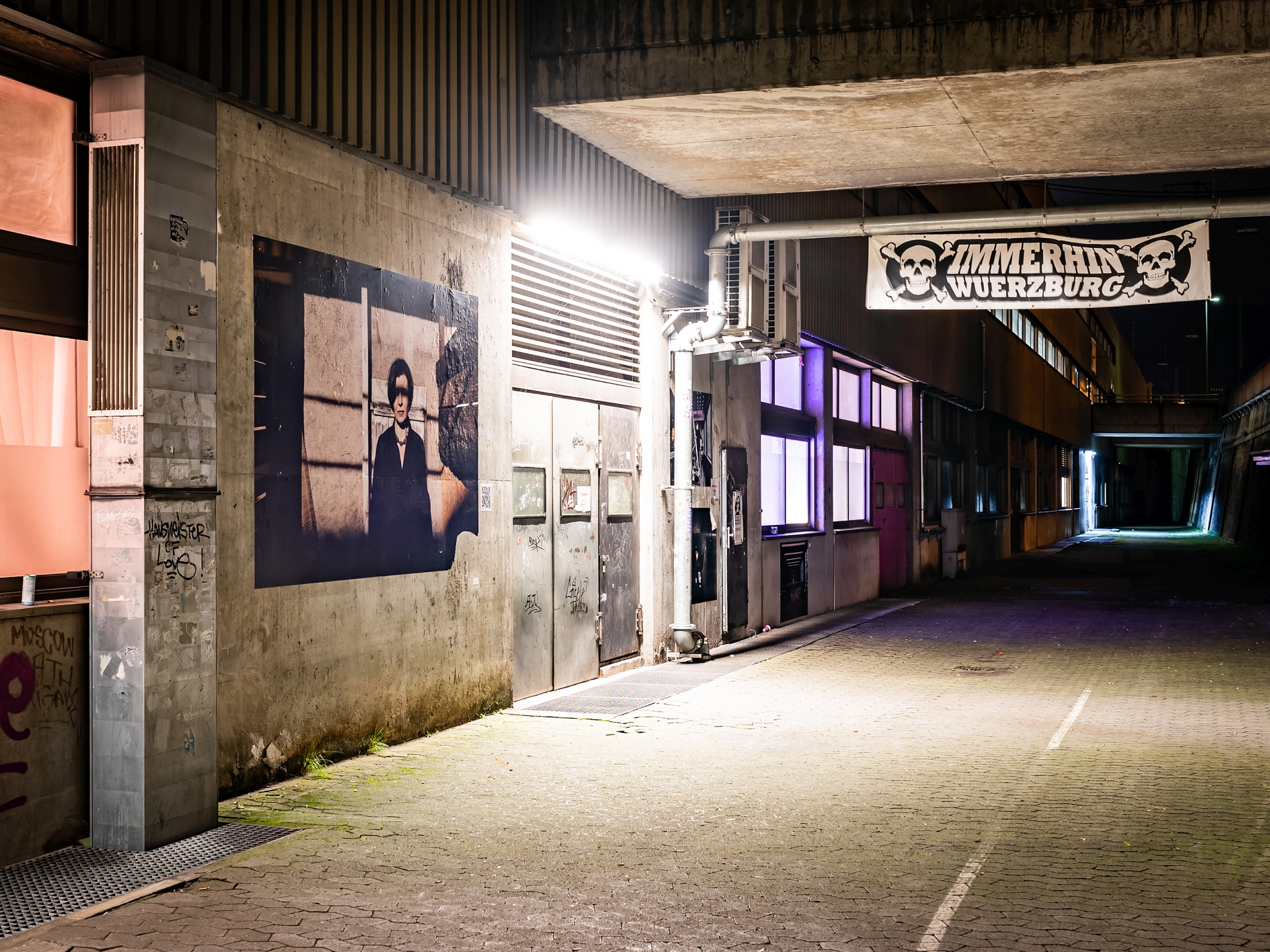 Ansicht vom Nachtclub „Immerhin“ am 12.01.23 in Würzburg. Eingang zur Rockbar Immerhin im Keller der Posthalle. Foto: Sivlia Gralla.