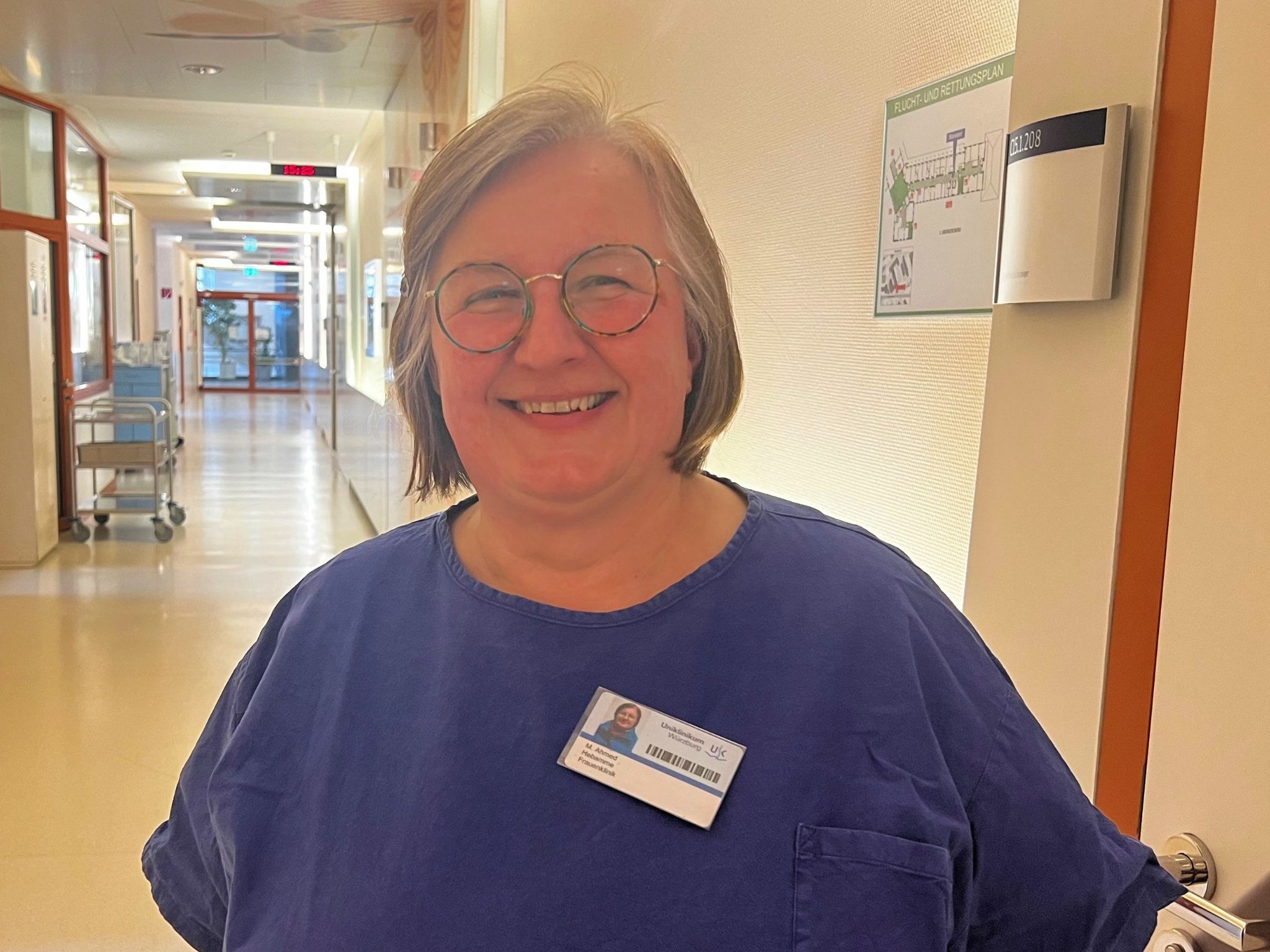 Hebamme_UKW Marianne Ahmed bei ihrem letzten Dienst in der UKW-Frauenklinik am vergangenen Samstag. Seit 1980 war sie als Hebamme am UKW tätig. Foto: UKW/Stefan Dreising