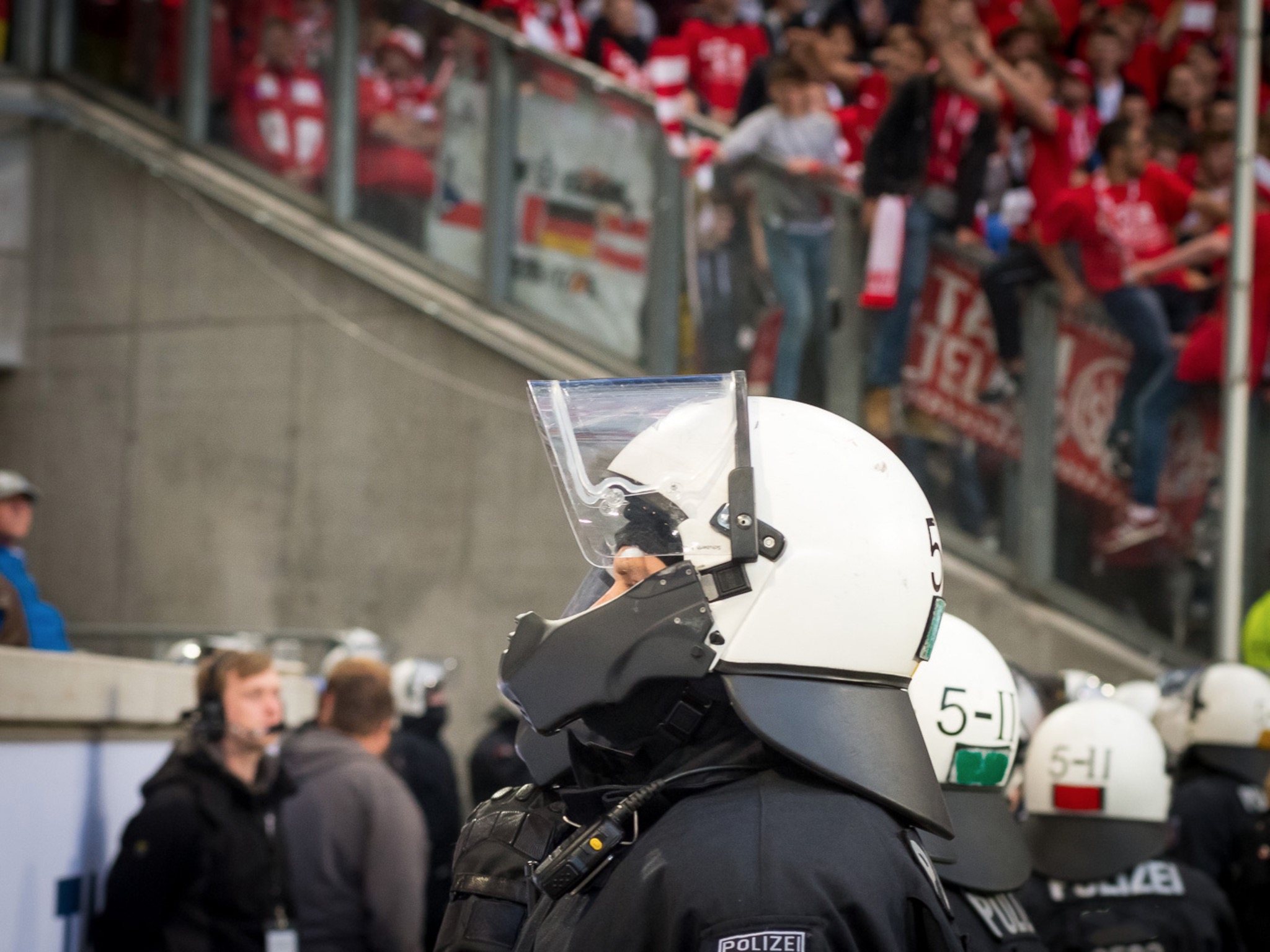 Einheiten der Polizei im Stadion - Symbolbild: Pascal Höfig