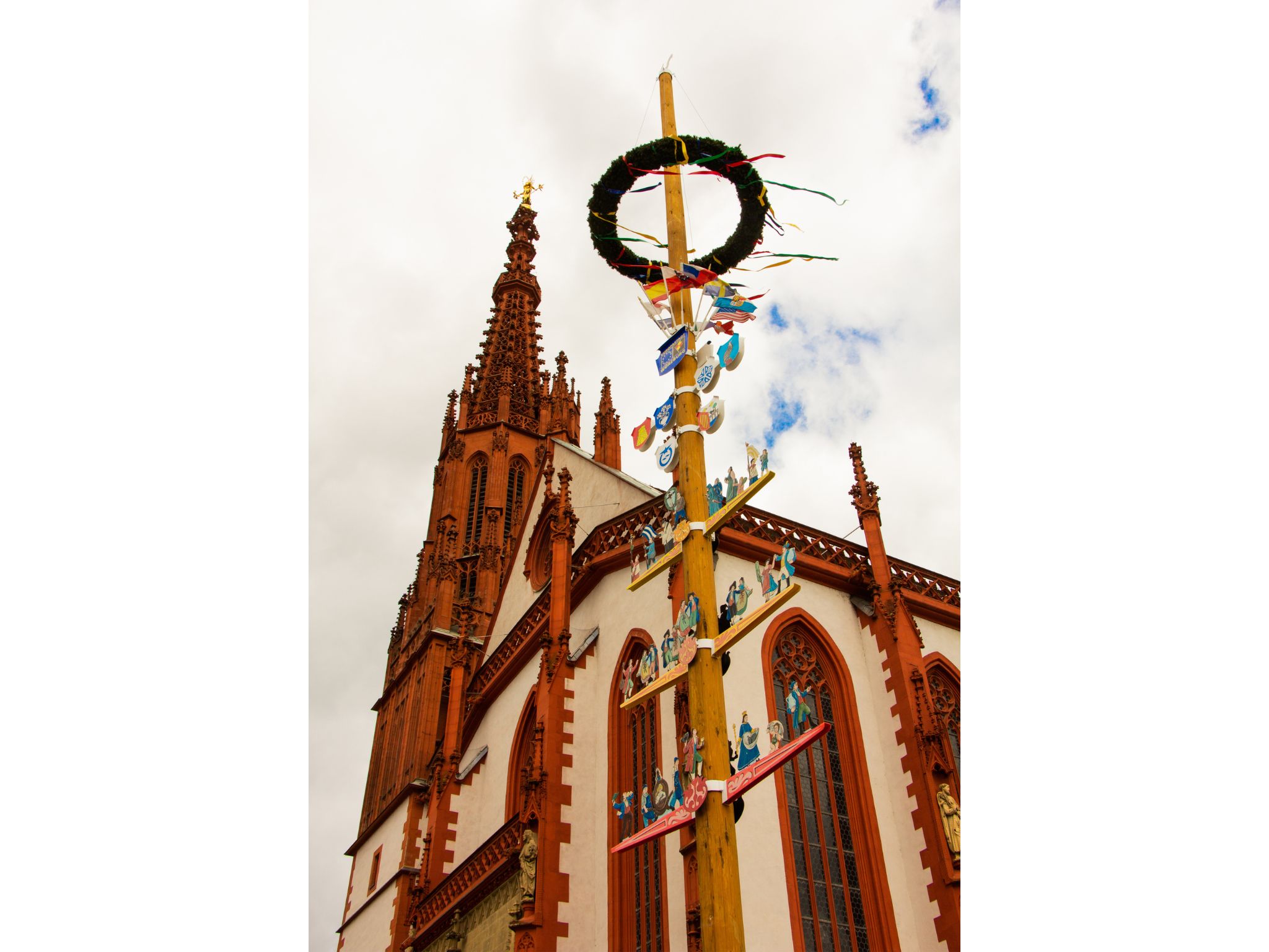 Maibaum_Wue_2023 Der Würzburger Maibaum 2023. Foto: Georg Wagenbrenner