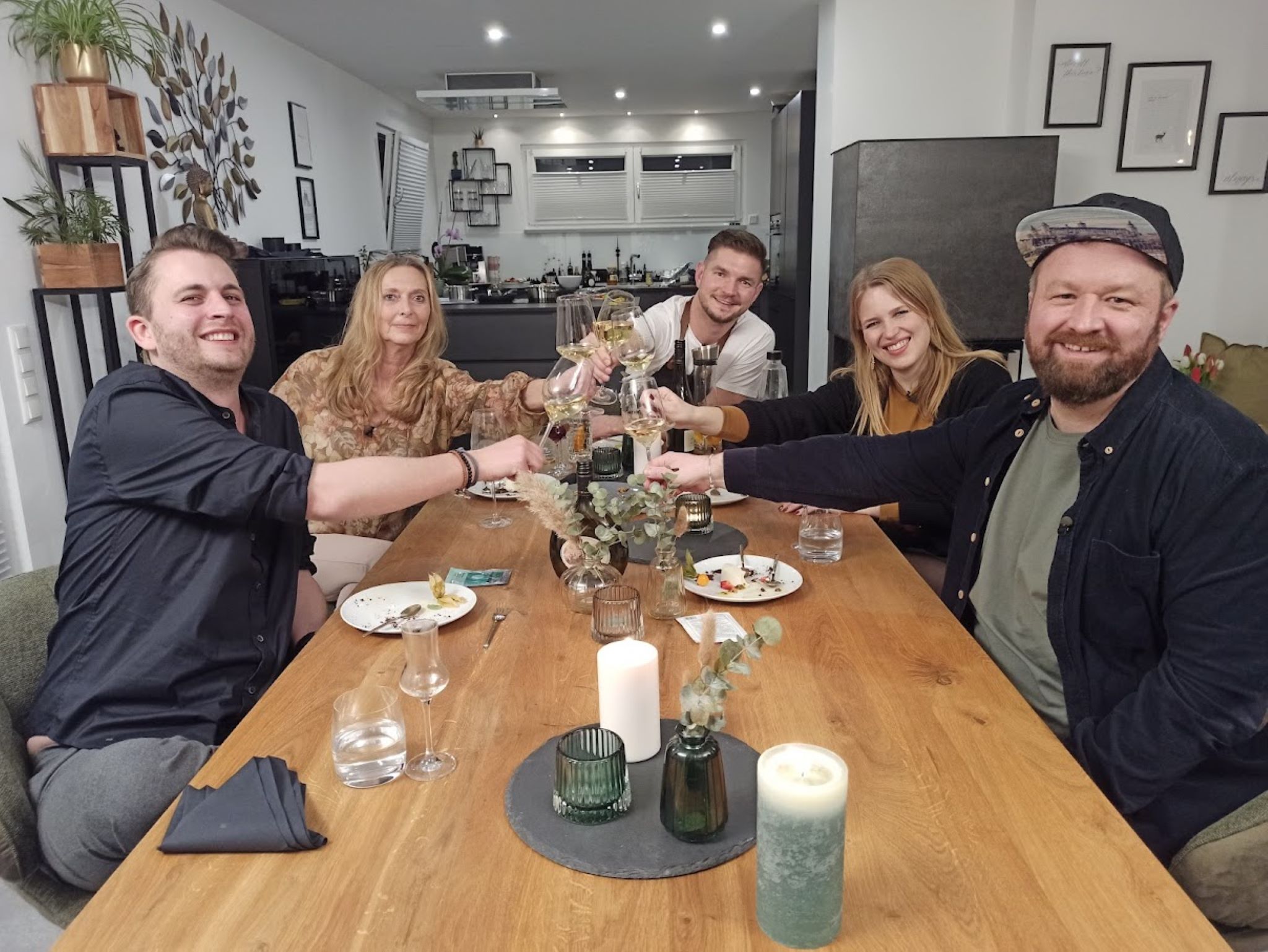Perfektes Dinner_TVShow Yannick, Annette, Patrick, Lisa Marie und Alexander (von links) sind 2023 bei "Das Perfekte Dinner" auf Vox dabei. Foto: RTL/ITV Studios Germany