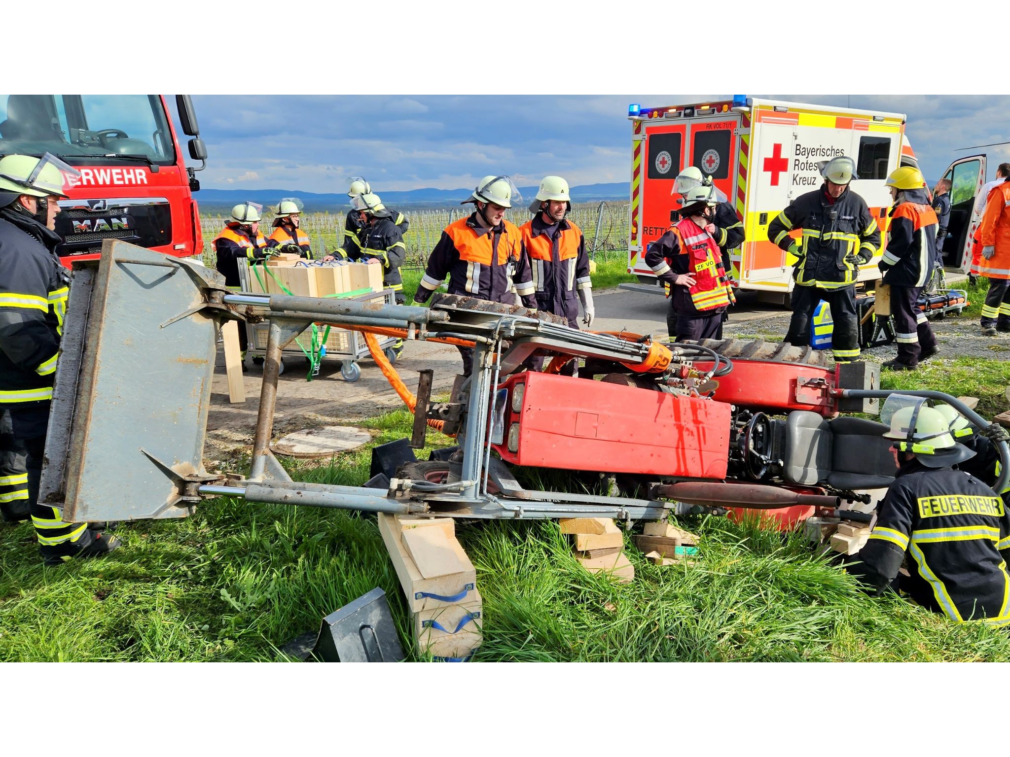 Unfall_Weinberg_FFWVolkach Aufwendige Rettungsaktion in den Weinbergen zwischen Nordheim und Sommerach. Bei einem Unfall in den Weinbergen war auch ein Helikopter im Einsatz. Foto: Robin Tschischka, Feuerwehr Volkach