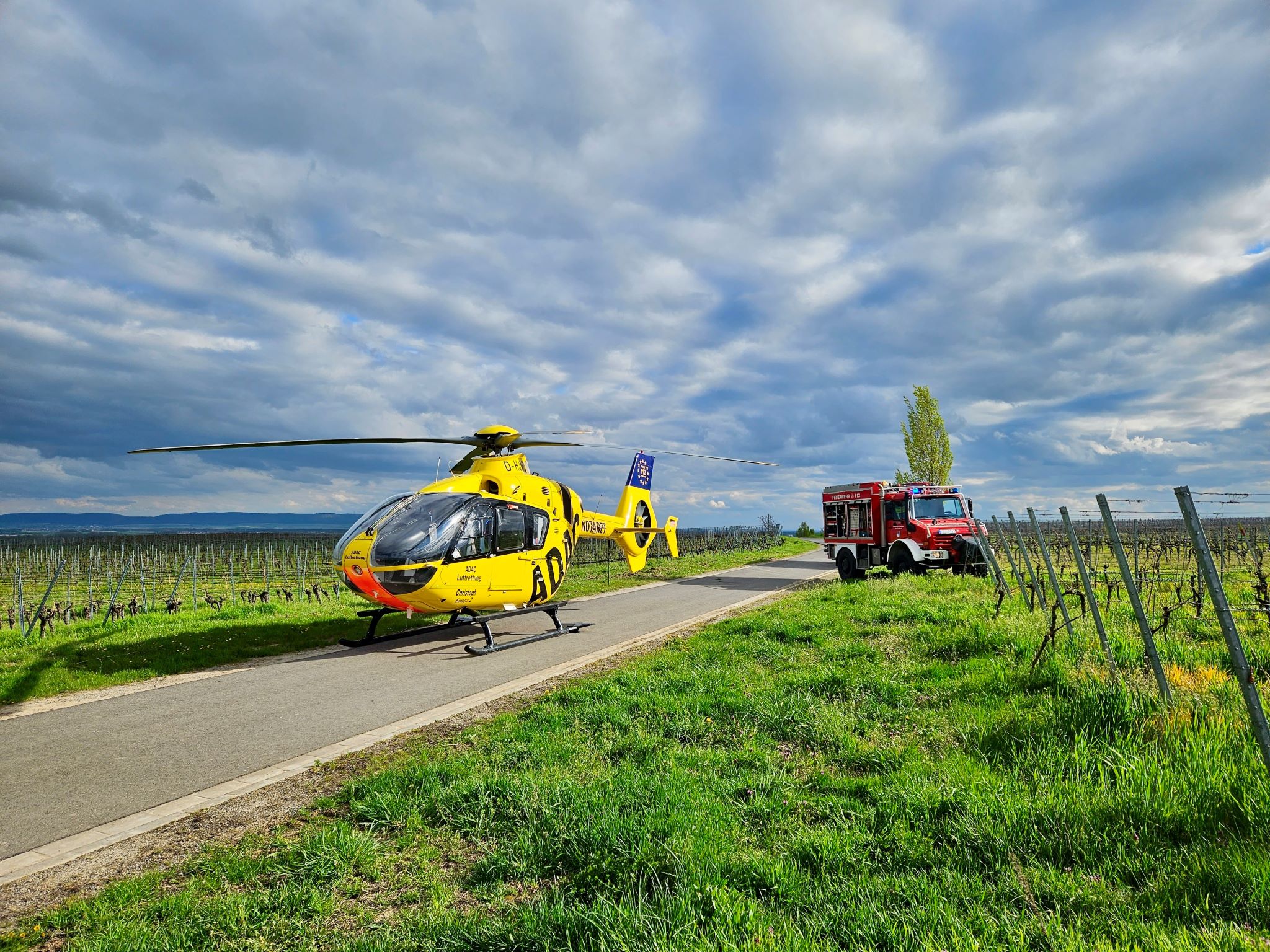 Bei einem Unfall in den Weinbergen war auch ein Helikopter im Einsatz. Foto: Robin Tschischka, Feuerwehr Volkach