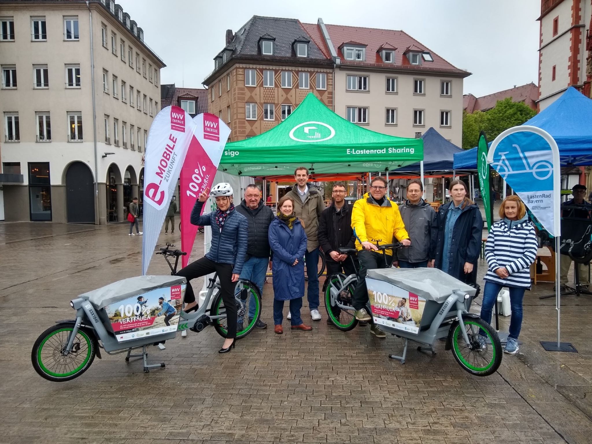 Umweltfreundliche Mobilität mit ordentlich Stauraum: Dörte Schulte-Derne, Geschäftsführerin WVV, Alexander Himmrich, Perspektive e.V., Ulla Schürenberg, StMB, Tobias Lochen, Geschäftsführer sigo GMbH, Tobias Mattheis, Radverkehrsbeauftragter, Bürgermeister. Martin Heilig, Manfred Dürr, Stadtrat, Marie Büchner, Stadträtin, Margarete Fischer-Naumann, Koordinierungsstelle Nachhaltige Mobilität (von links). Foto: Claudius Stanke