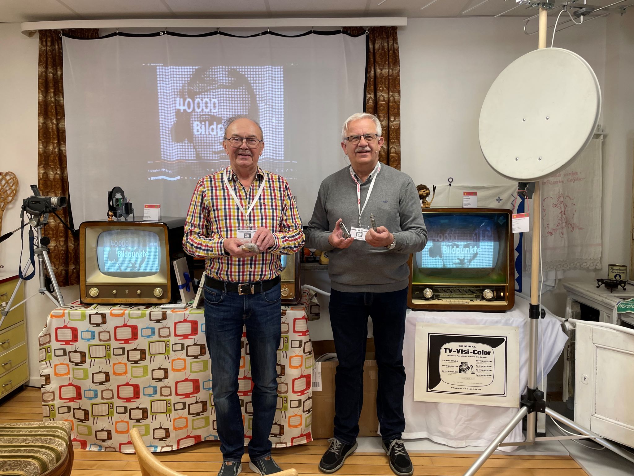 WVV gaswerk Jeweils um 12:00 und um 14:00 Uhr präsentieren die Fernsehenthusiasten Heinz Saueracker (links) und Robert Kürster (rechts) einen Vortrag zur Geschichte des Fernsehens und der Fernsehtechnik. Foto: Cornelia Wagner