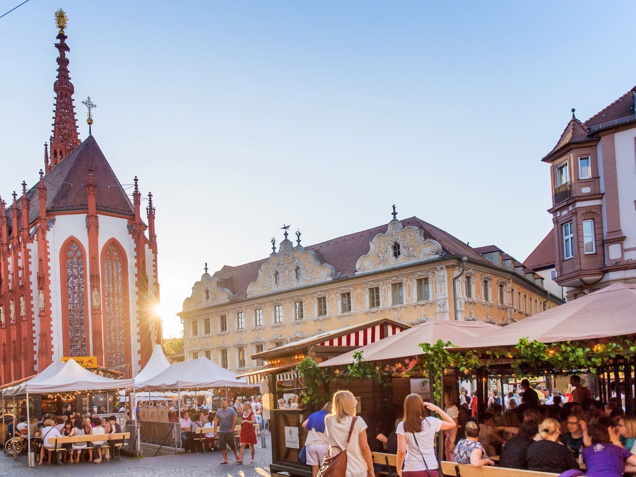 Das Würzburger Weindorf auf dem Oberen Markt. Foto: Verein Würzburger Festwirte e.V.