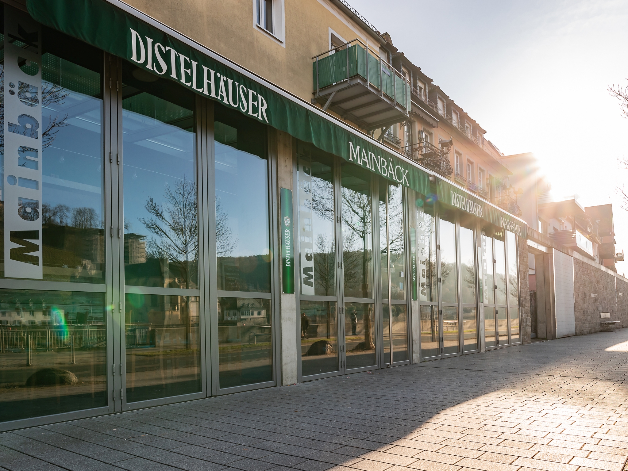 Die Markise des Mainbäcks wird bald umgetauscht. Foto: Silvia Gralla.
