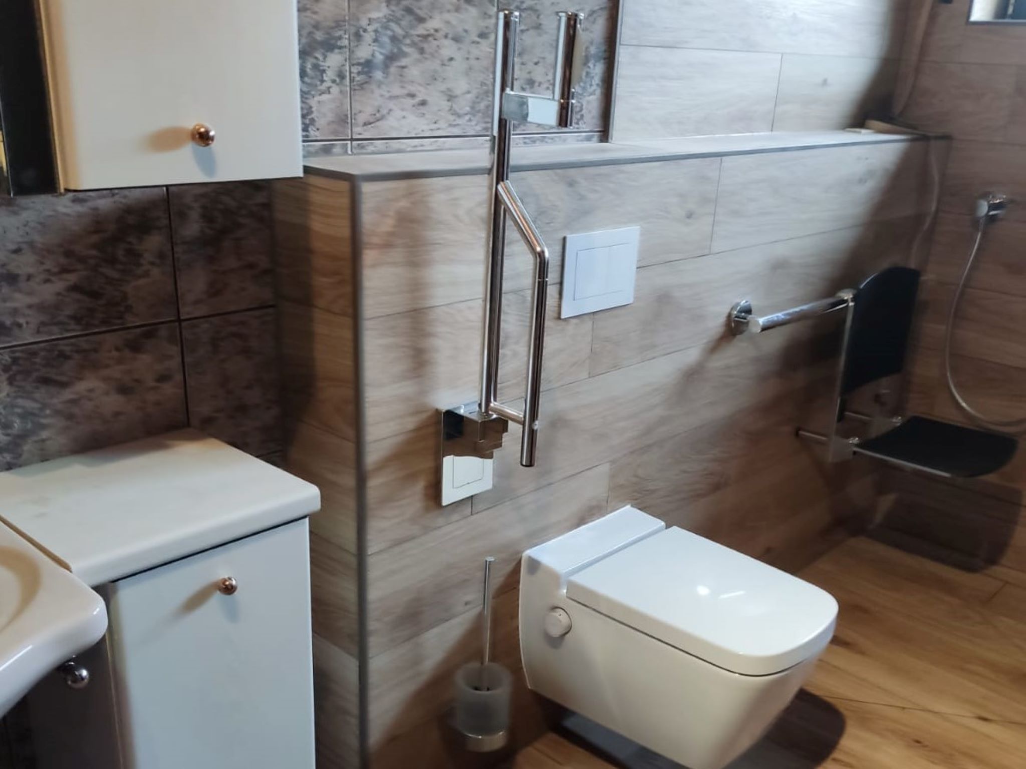 Seniorengerechte Toiletten bieten barrierefreien Zugang für Menschen mit Mobilitätseinschränkungen, verbessern die Selbstständigkeit, Sicherheit und beugen Unfällen vor. Foto: BäderTeamWürzburg