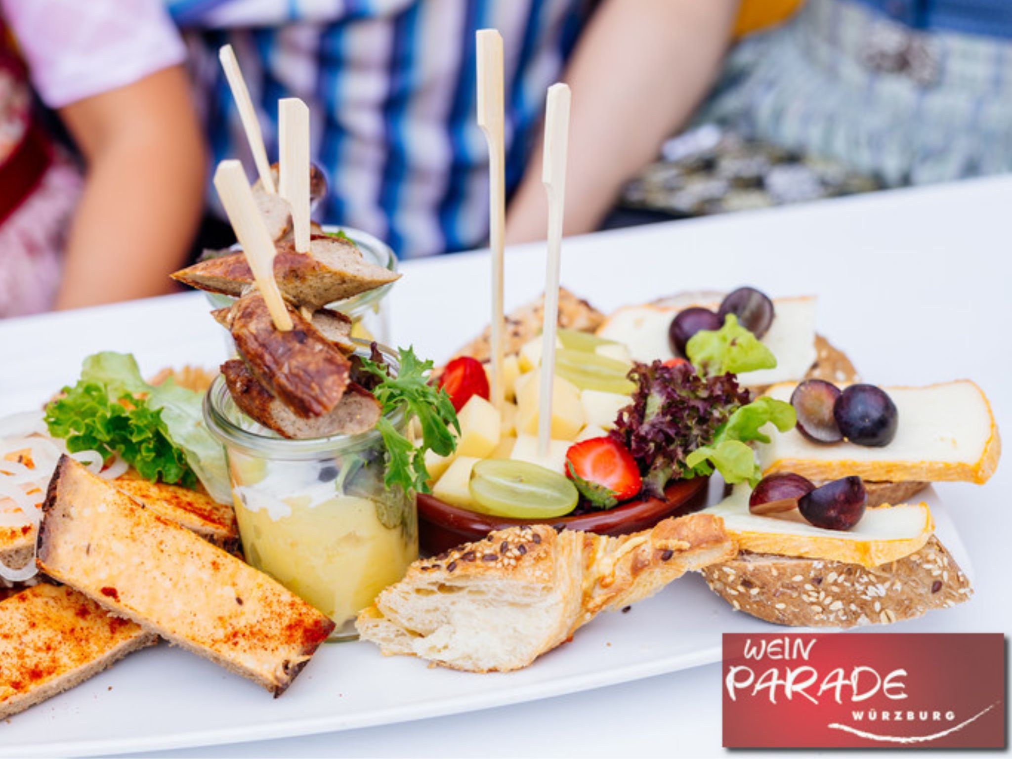 Lecker schlemmen beim Mittagstisch der Weinparade. Foto: Weinparade Würzburg