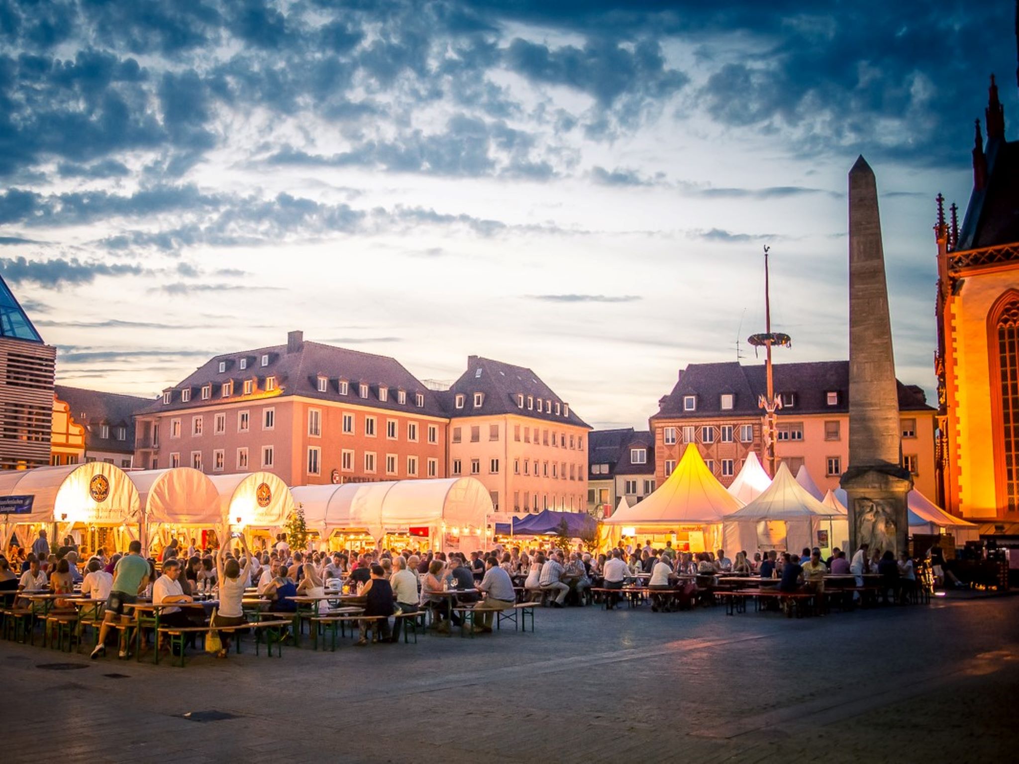 Weinparade_Abend_Symbol Frische spritzige Weine neuer Jahrgänge, beste Lagen, ausgefallene Reben – genau das Richtige für Weinfreunde und Feinschmecker. Foto: Pascal Höfig