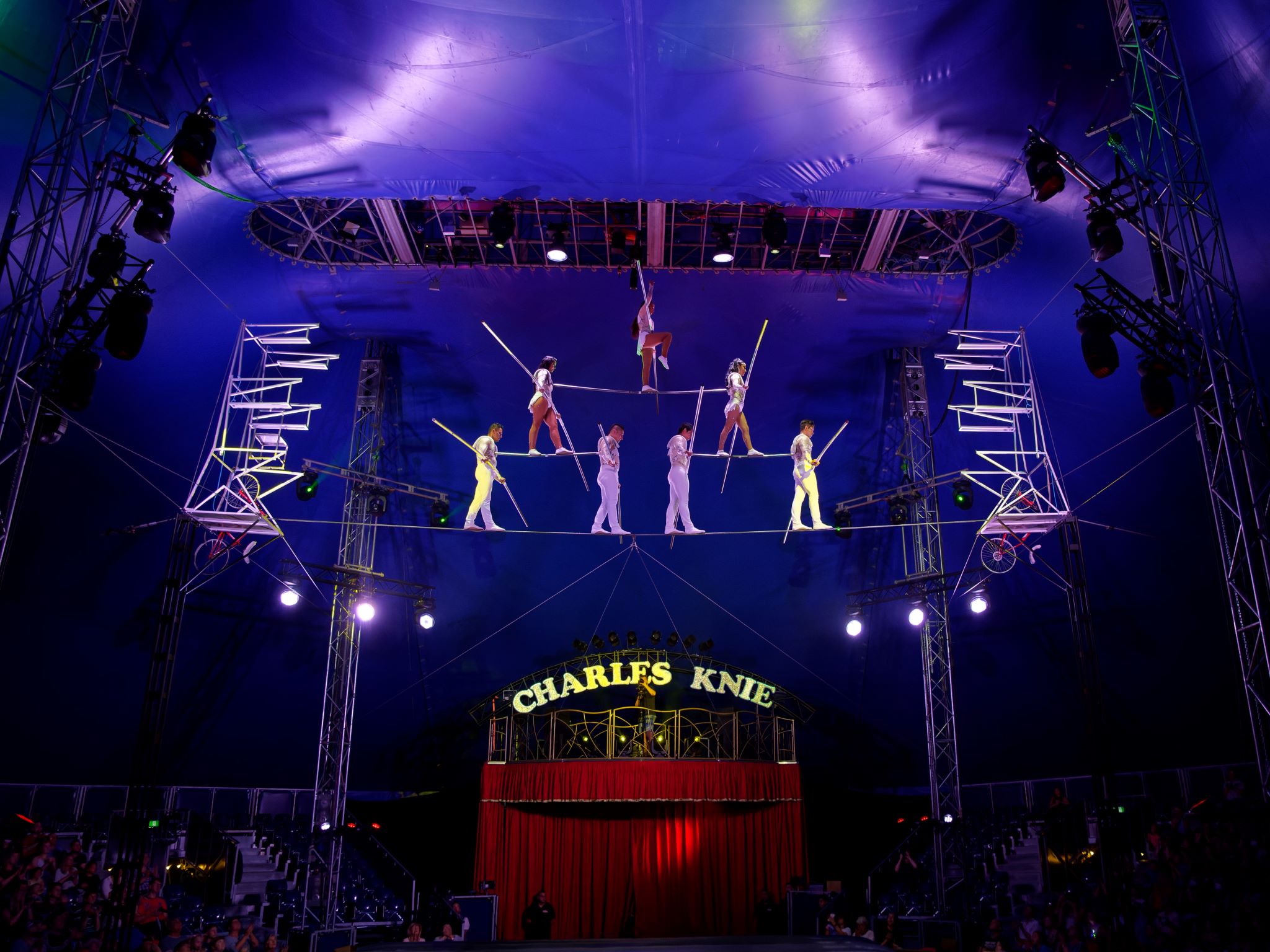 Zirkus Charles Knie_Hochseilakrobaten Der Zirkus Charles Knie gastiert in Würzburg. Auf dem Programm stehen auch die kolumbianischen Hochseilakrobaten „Truppe Robles“. Foto: Zirkus Charles Knie