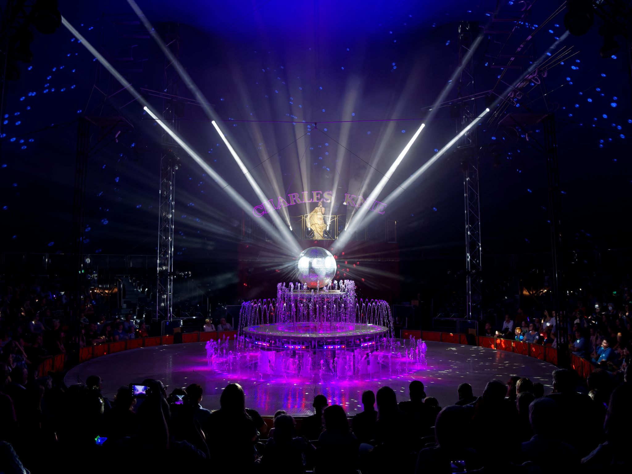 Bildunterschrift: Besucher dürfen sich auf eine innovative Wasser-Show freuen. Foto: Zirkus Charles Knie