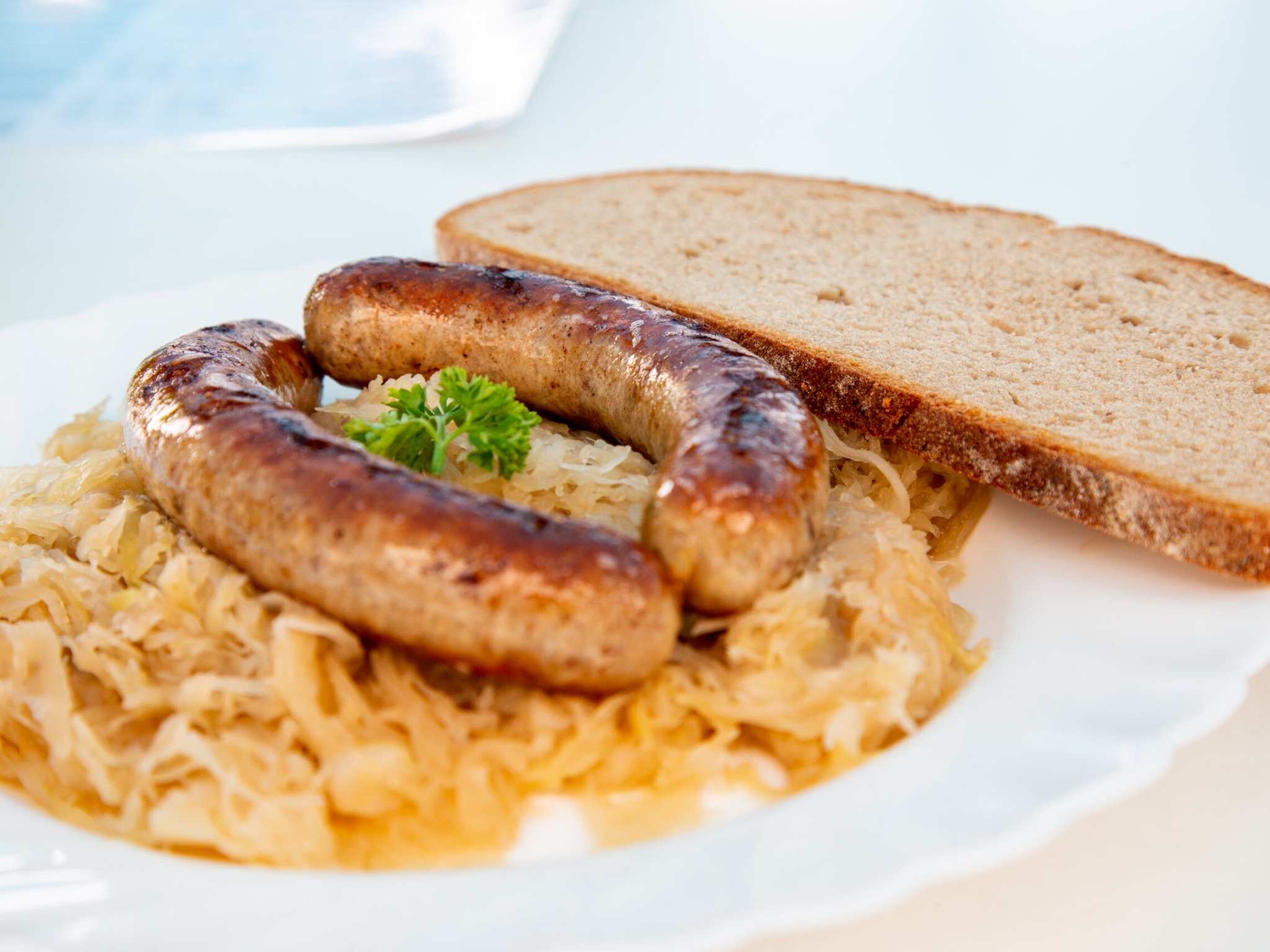Heckenwirtschaft Vollhals in Rödelsee vom Sonntag, 08. Mai 2022. Echt fränkisch: Bratwürste mit Sauerkraut. Foto: Fabian Gebert