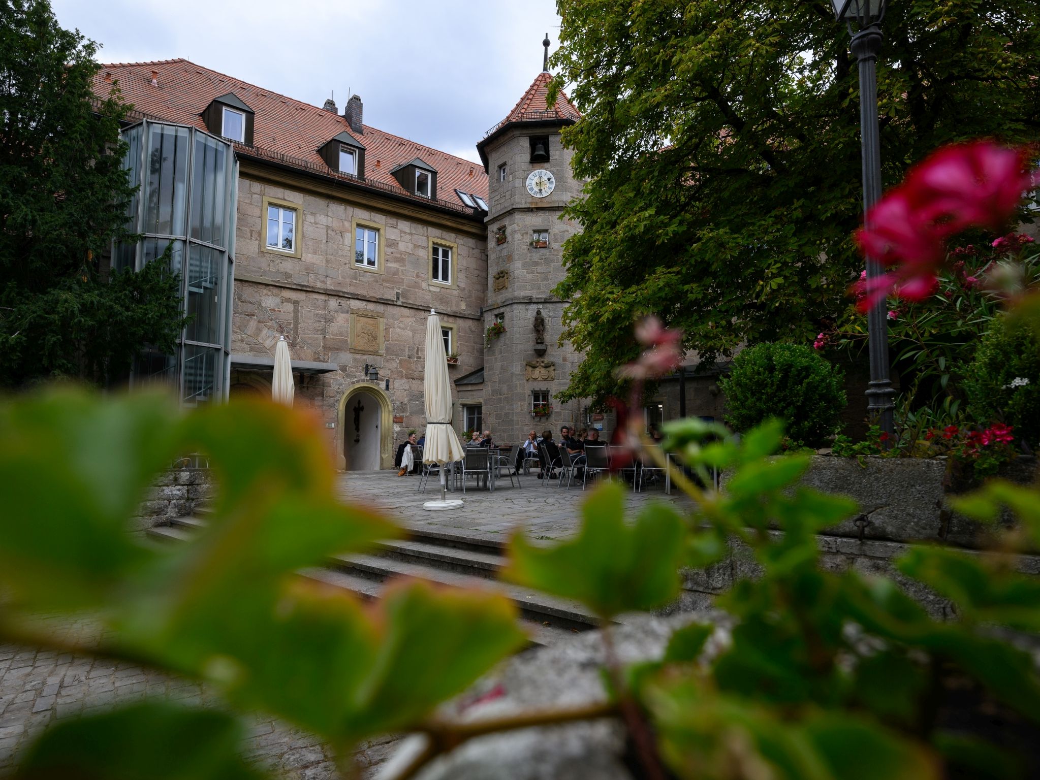 Radtour zum Schwanberg Blick auf den Innenhof von Schloss Schwanberg. Die Schwestern der Communität Casteller Ring residieren in dem ehemaligen Adelssitz. Foto: Daniel Peter