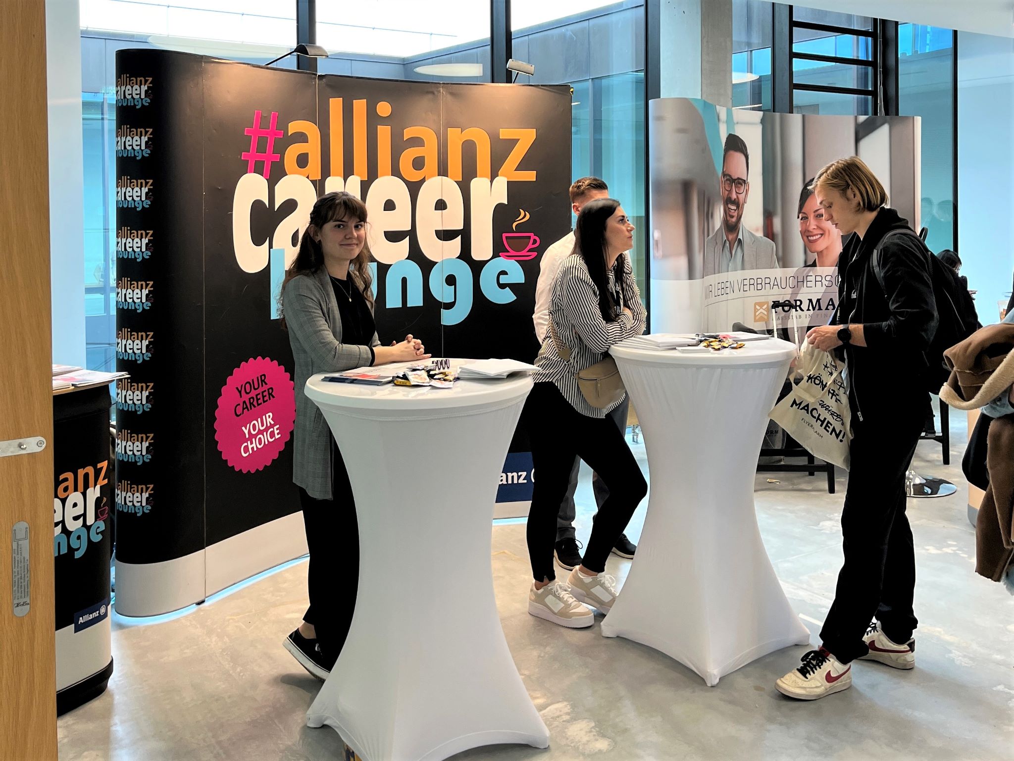 2022_study&stay_Uni_Stand Auf der study&stay Jobmesse haben Studierende die Chance, sich mit potenziellen Arbeitgebern auszutauschen. Foto: Universität Würzburg GmbH