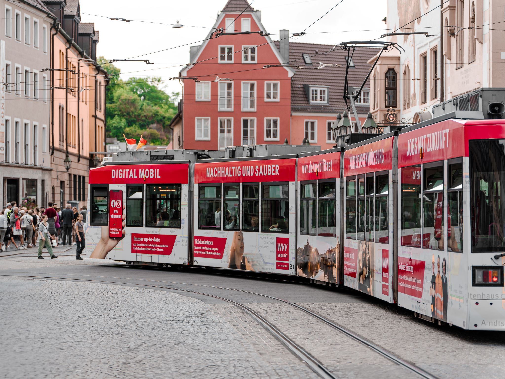 Den Einkaufsbummel oder ein Feierabendbier in der Innenstadt ganz ohne Zeitdruck genießen? Das geht mit dem Straba-City-Takt. Foto: WVV Würzburg