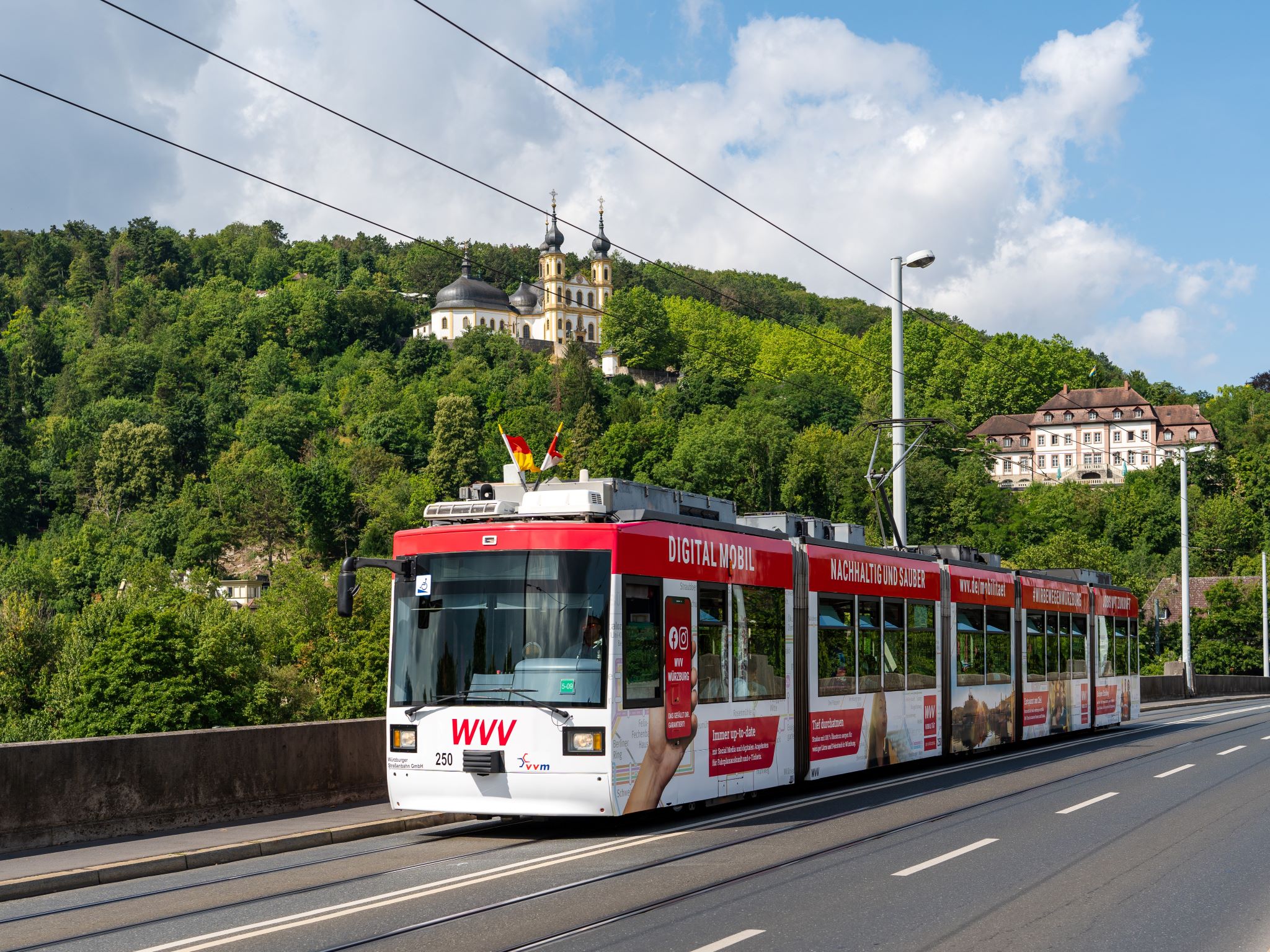 Straba_Loewenbruecke Der Straba-City-Takt in Würzburg bietet viele Vorteile. Foto: WVV Würzburg